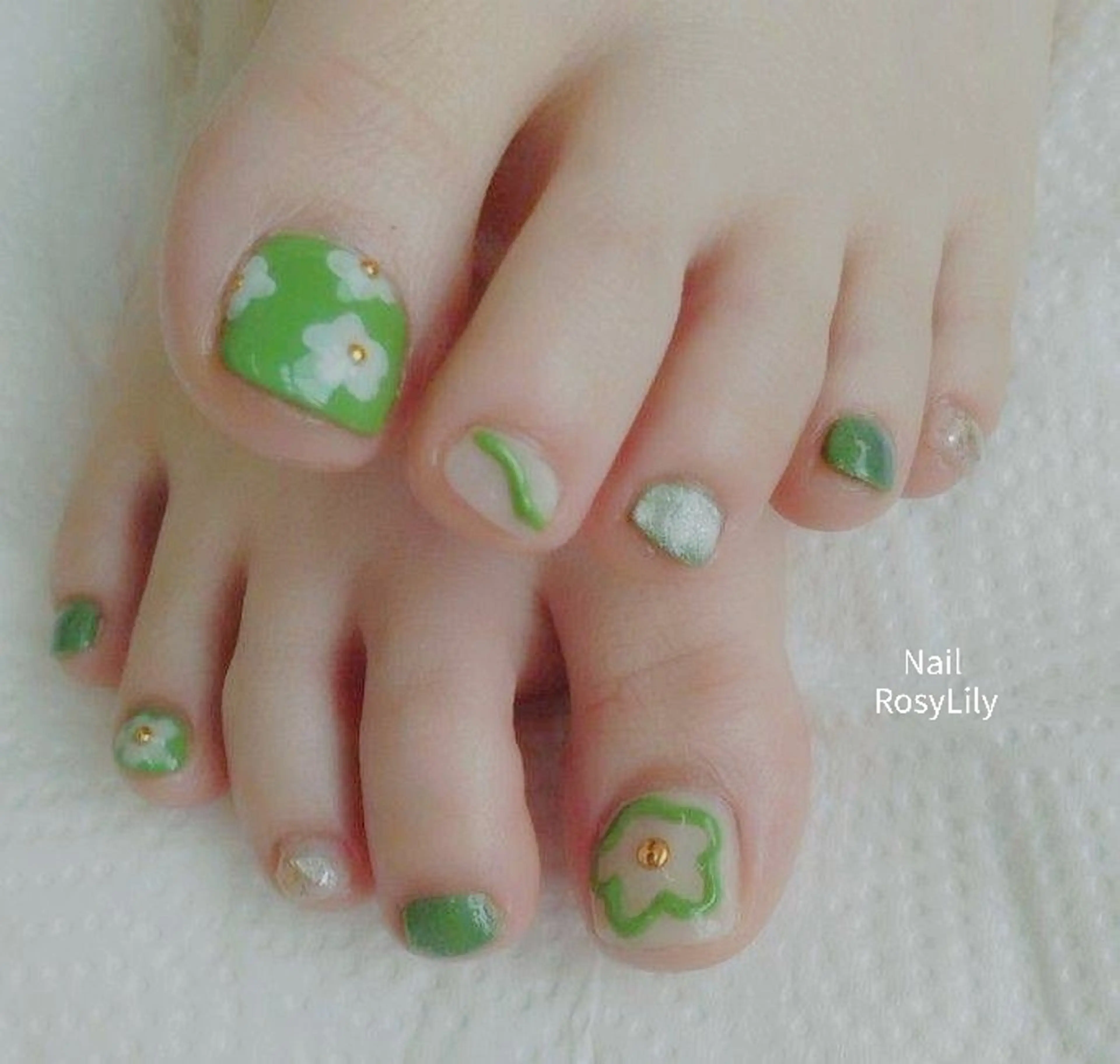 ネイル フットネイル グリーン 持ち込み 春ネイル フットネイル プライベートサロン Rosy Lilyのネイルデザイン