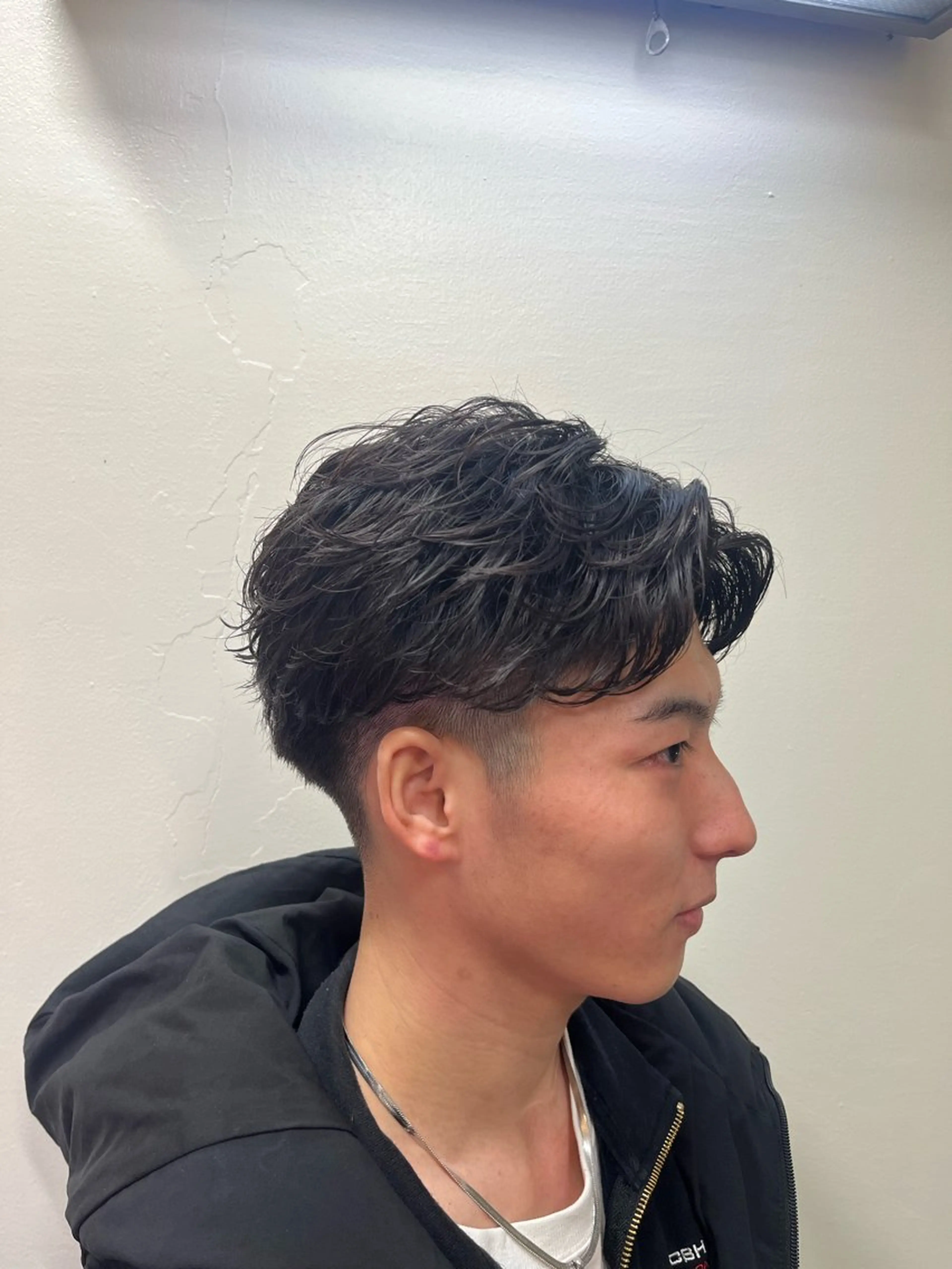 ショート パーマ メンズ フェザーパーマ メンズパーマ カット パーマ 韓国メンズヘア/ 毛流れヘア　須田龍世のヘアスタイル