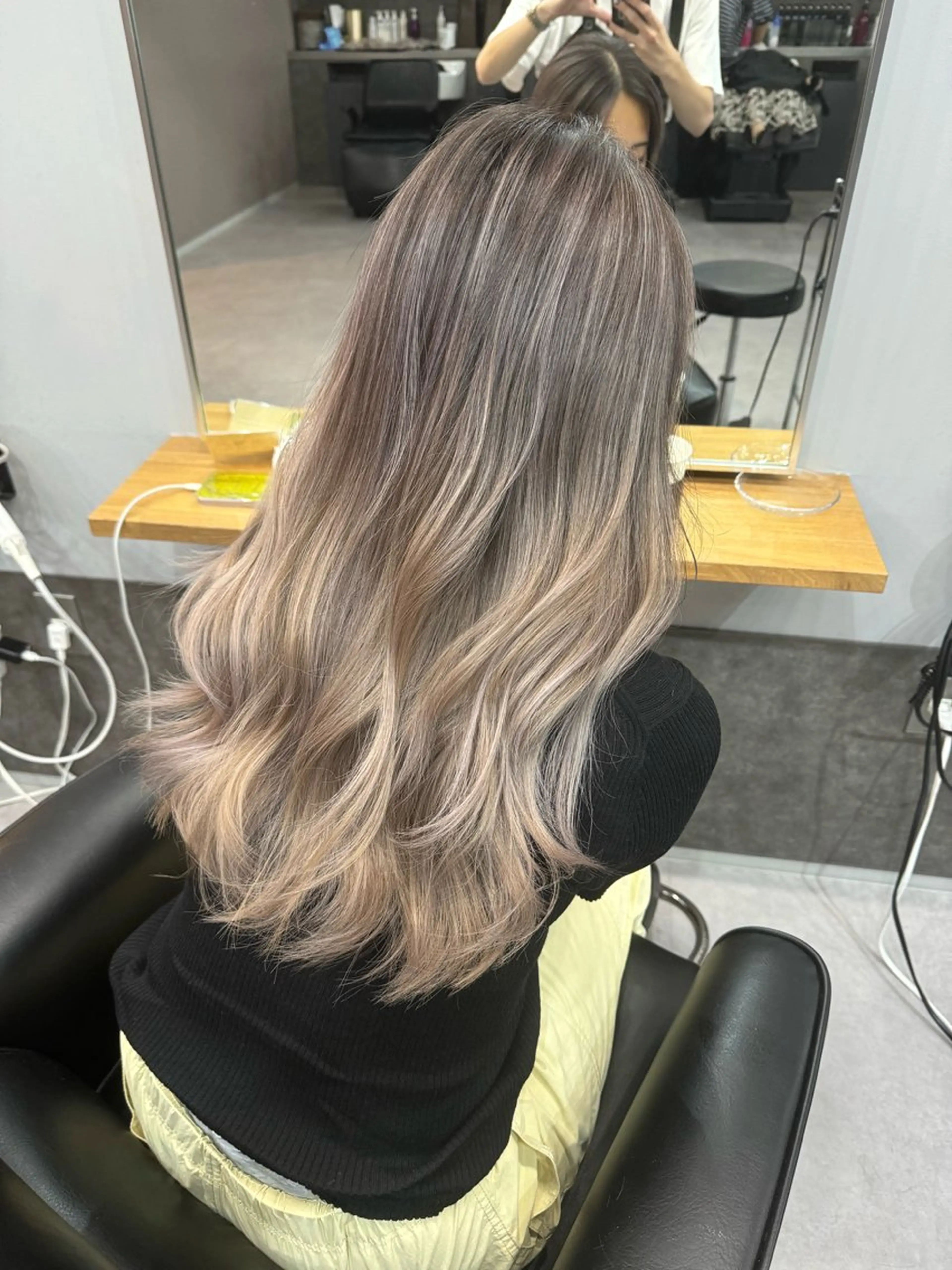 ロング カラー カット ヘアカラー トリートメント ミルクティーカラー グレージュ　高山慧輔のヘアスタイル