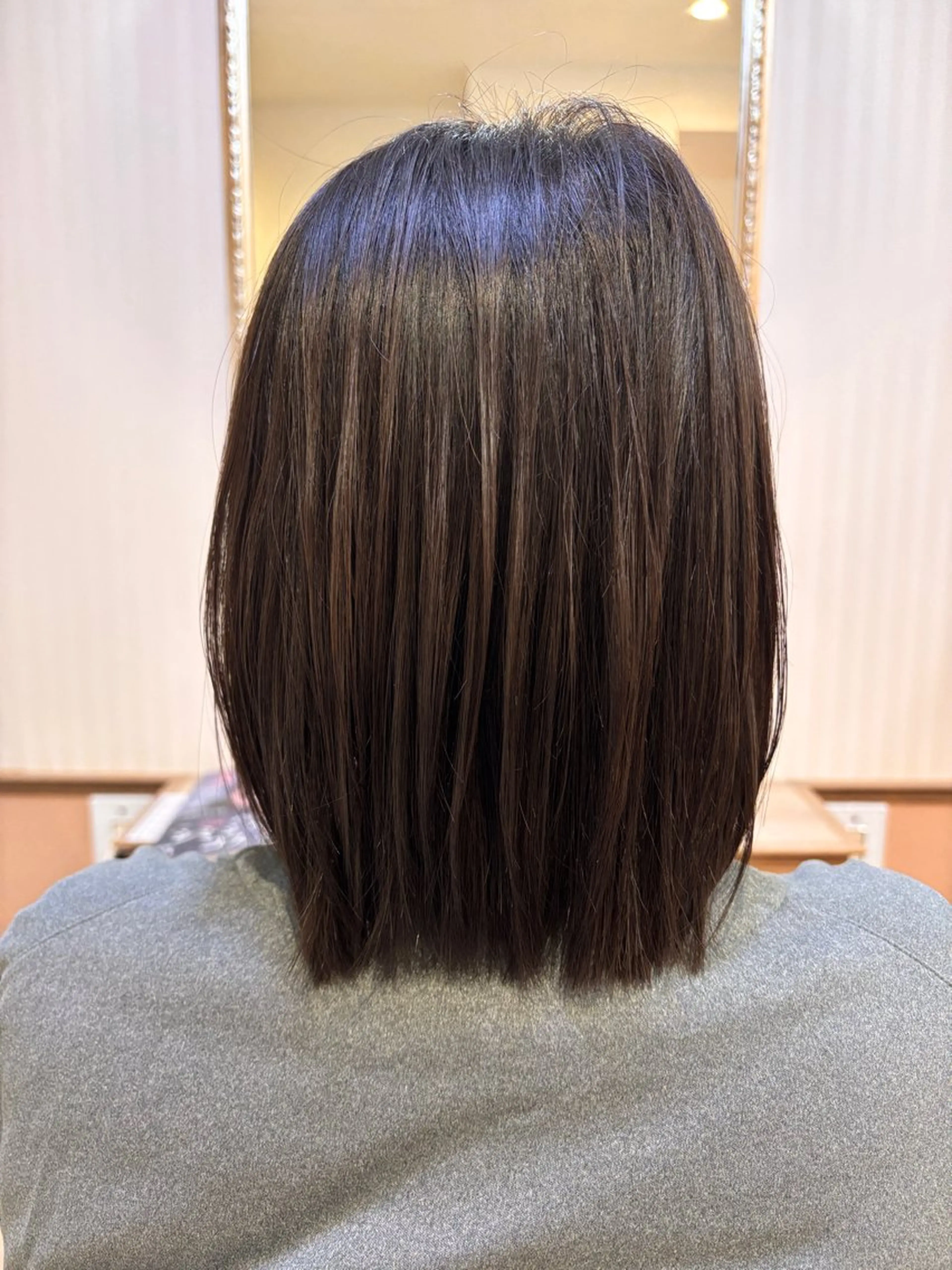 ミディアム 吉井 愛のヘアスタイル