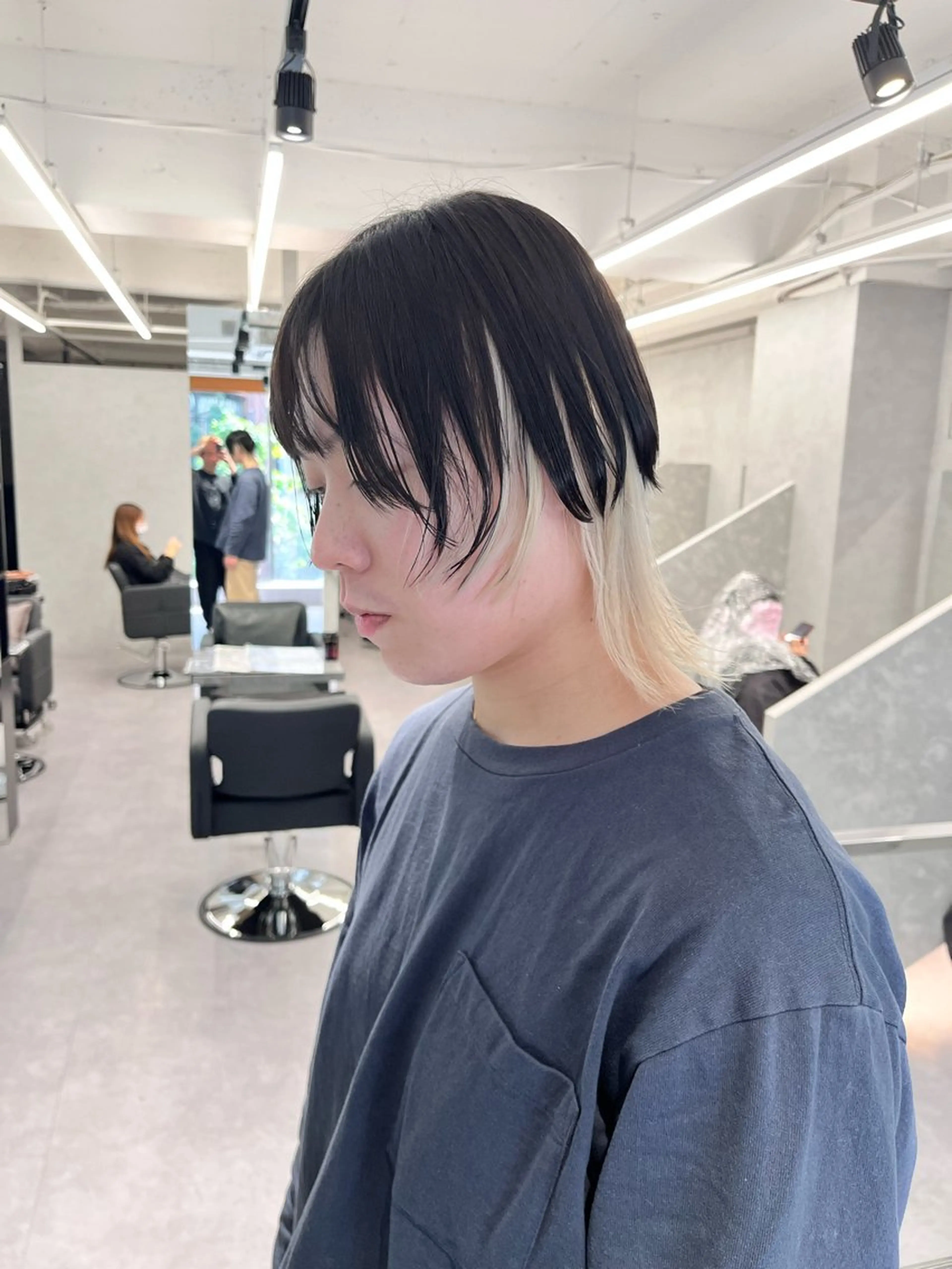 ショート カラー メンズ 前下がりボブ メンズハイトーン メンズインナーカラー メンズウルフカット デザインカラー デザインカラー 小西勇次のヘアスタイル