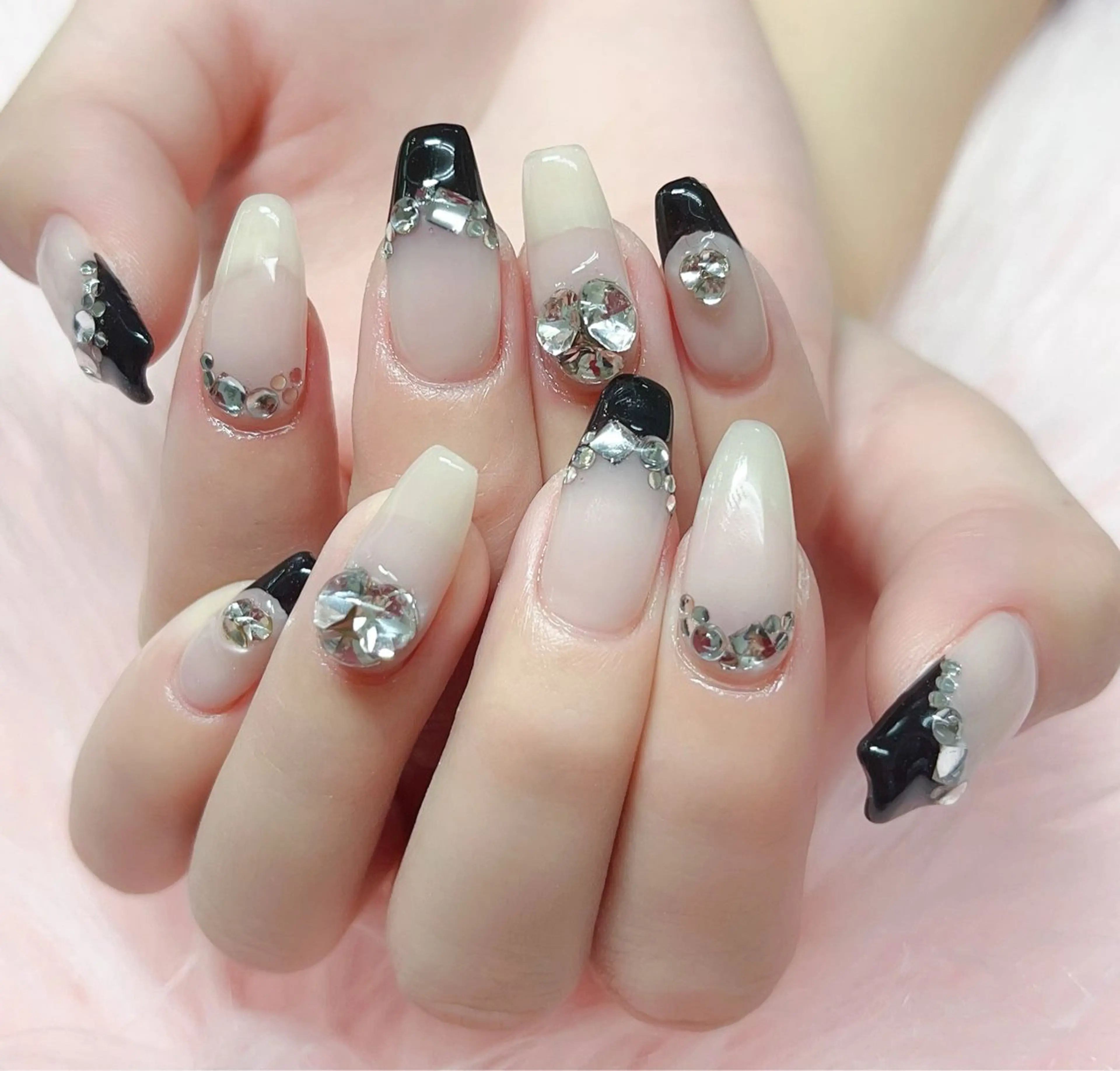 ネイル ハンドネイル MoonNail ユリ🌸のネイルデザイン