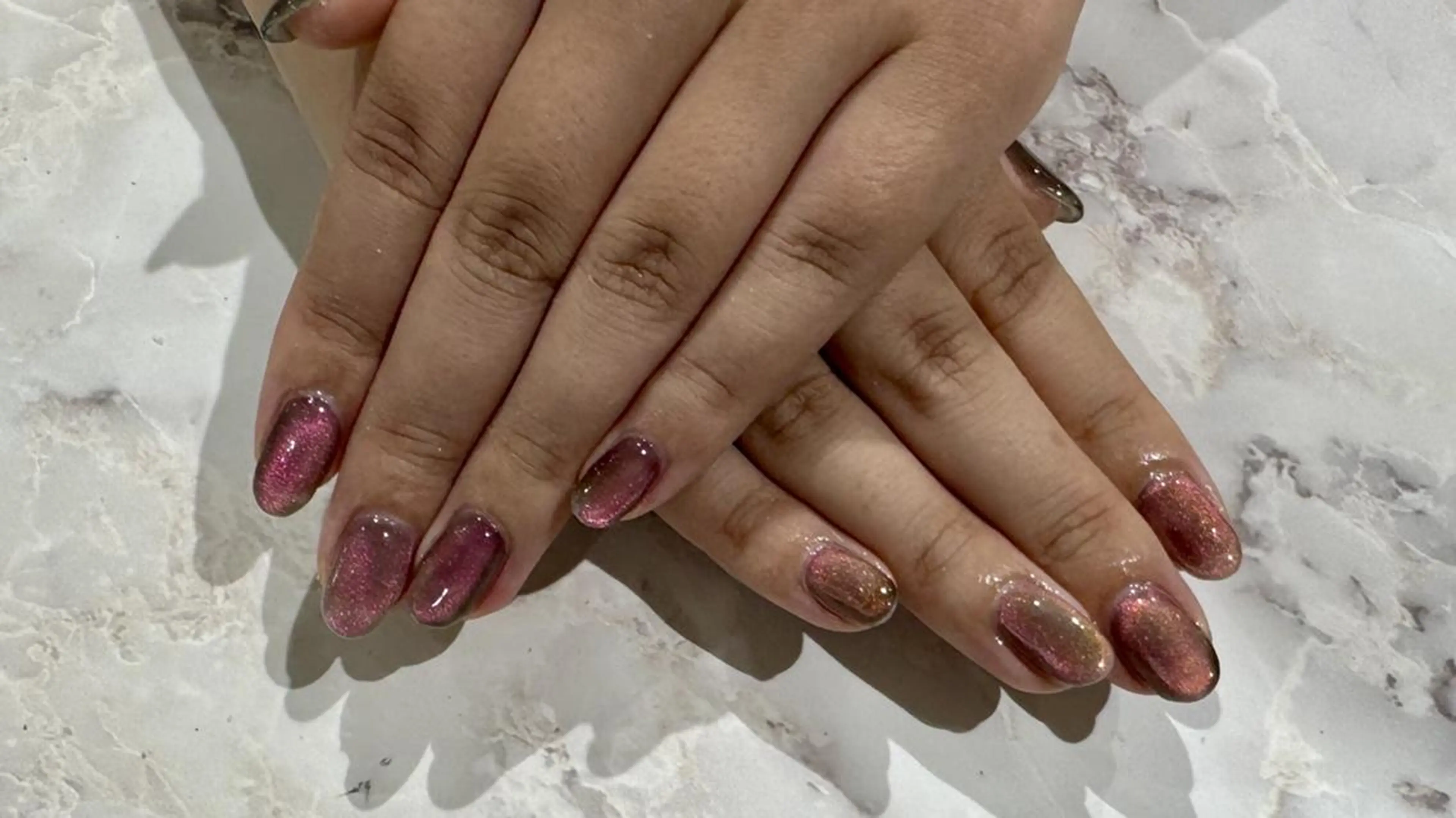 ネイル グリーン マグネットネイル マグネットワンカラー ワンカラーネイル 赤色 ハンドネイル SalonLinda Marikoのネイルデザイン