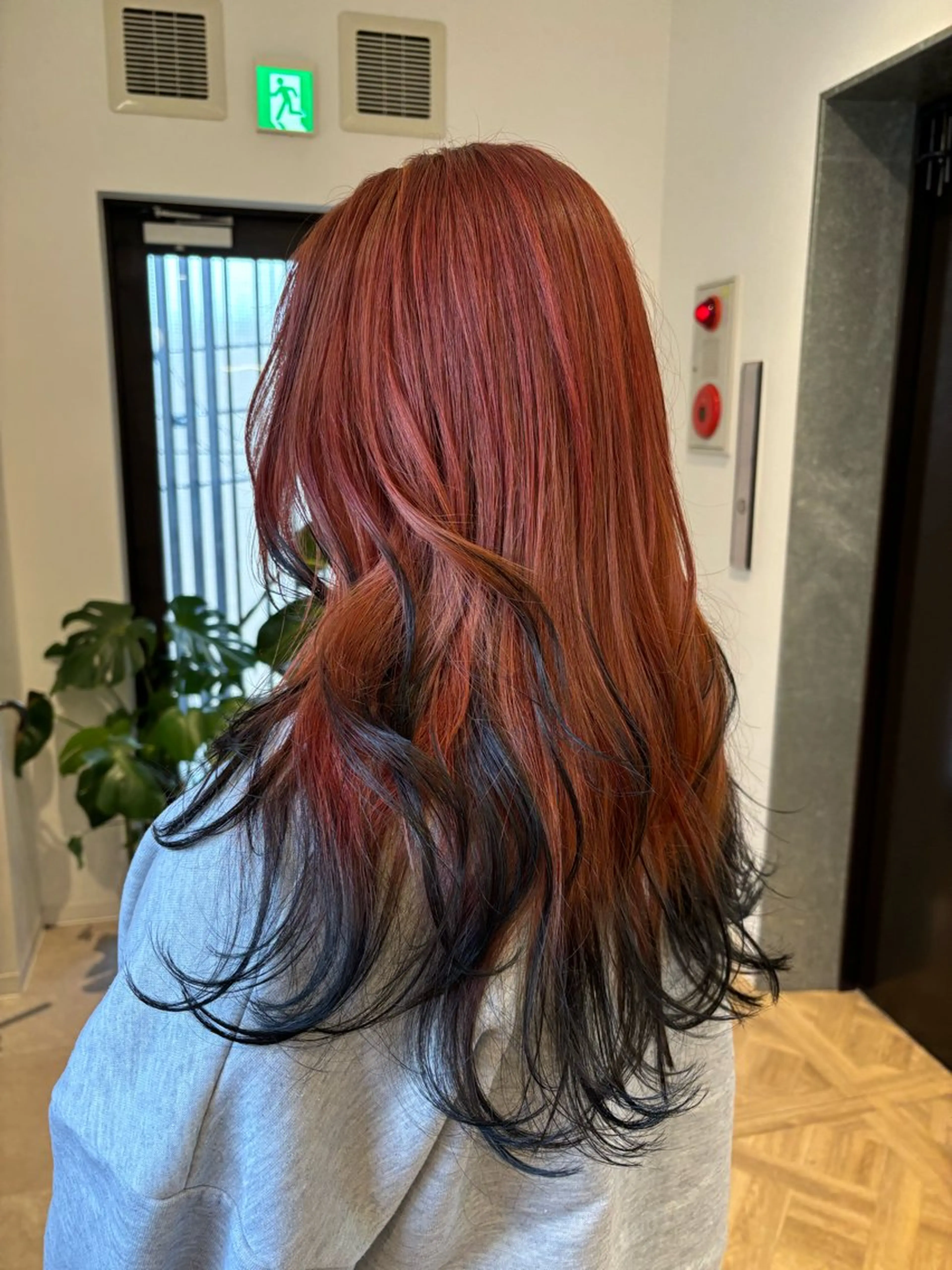 ロング カラー 黒髪 オレンジ レッドカラー 新實 ゆりあのヘアスタイル