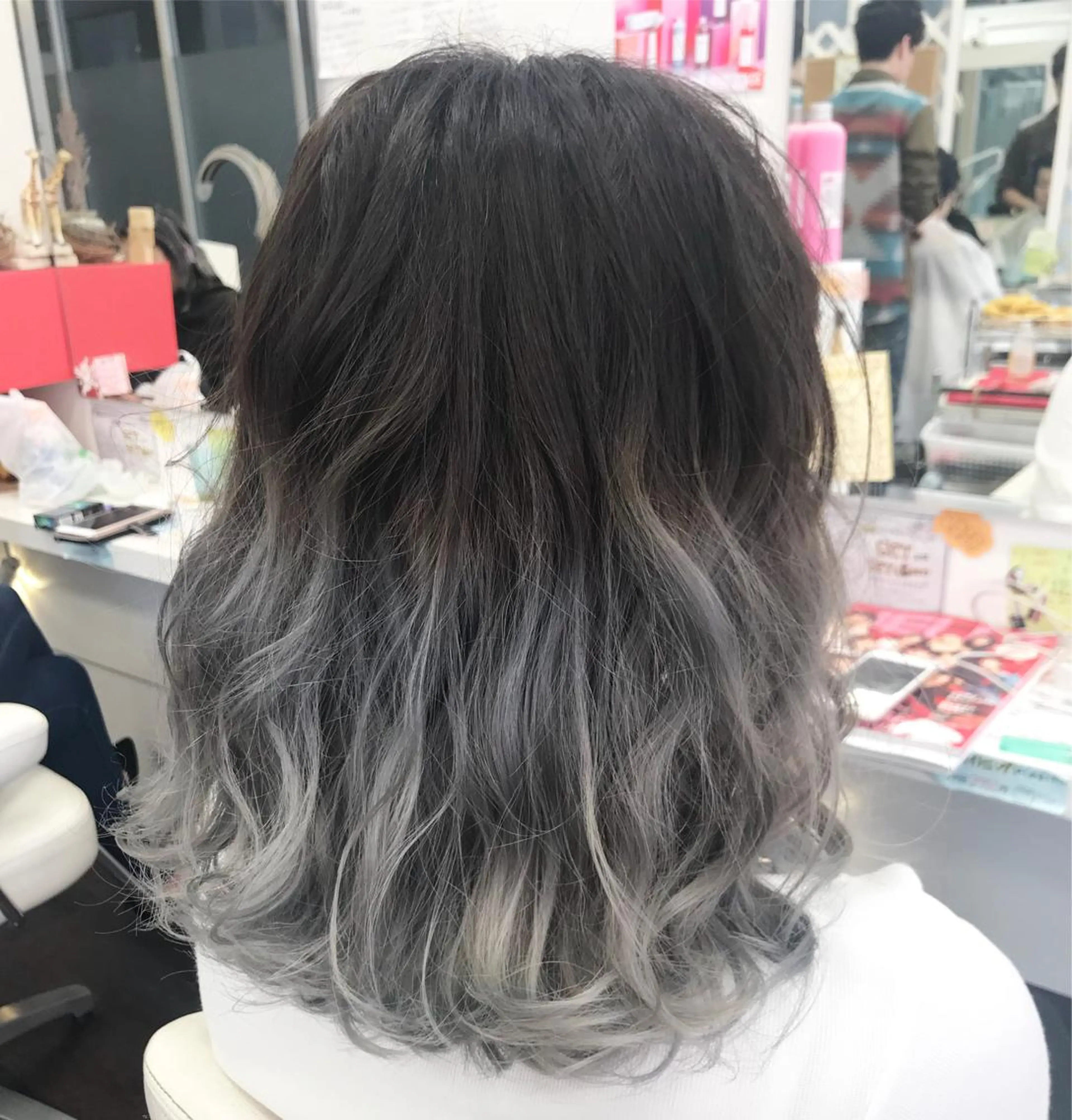 セミロング カラー 岩谷/ブリーチ 🪽透明感カラーのヘアスタイル