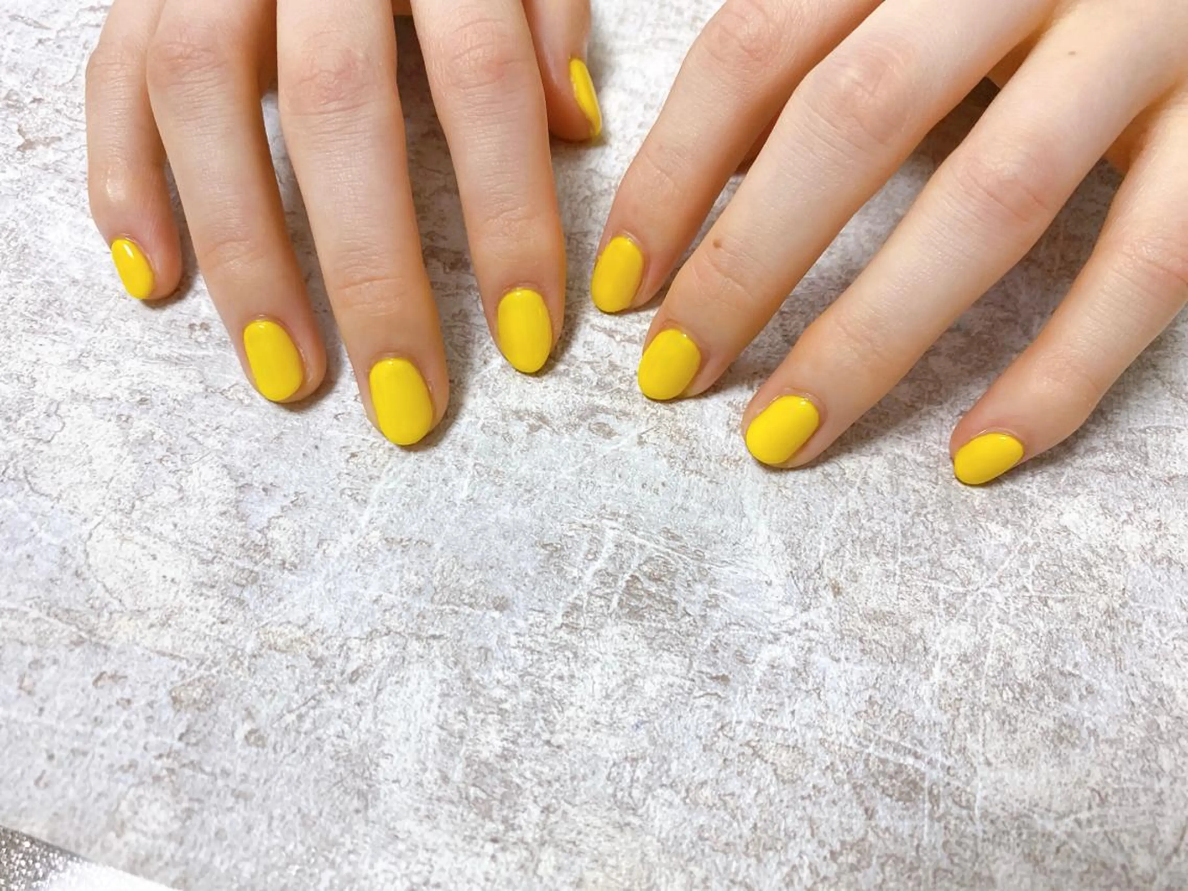 ネイル ワンカラーネイル 黄色 ハンドネイル mogunail &blowのネイルデザイン