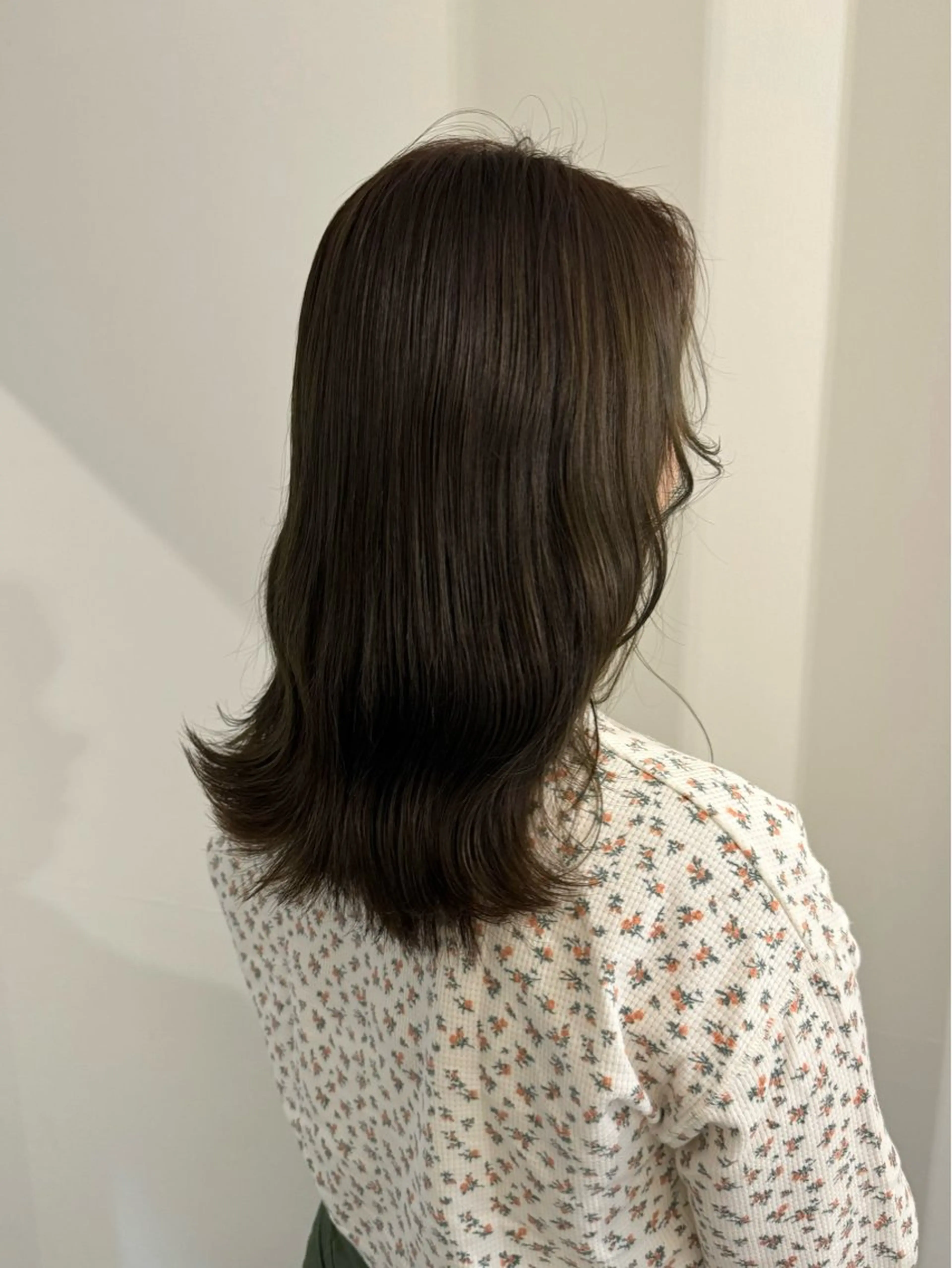 ロング カラー ベージュカラー オリーブベージュ 内沼 恵留菜のヘアスタイル