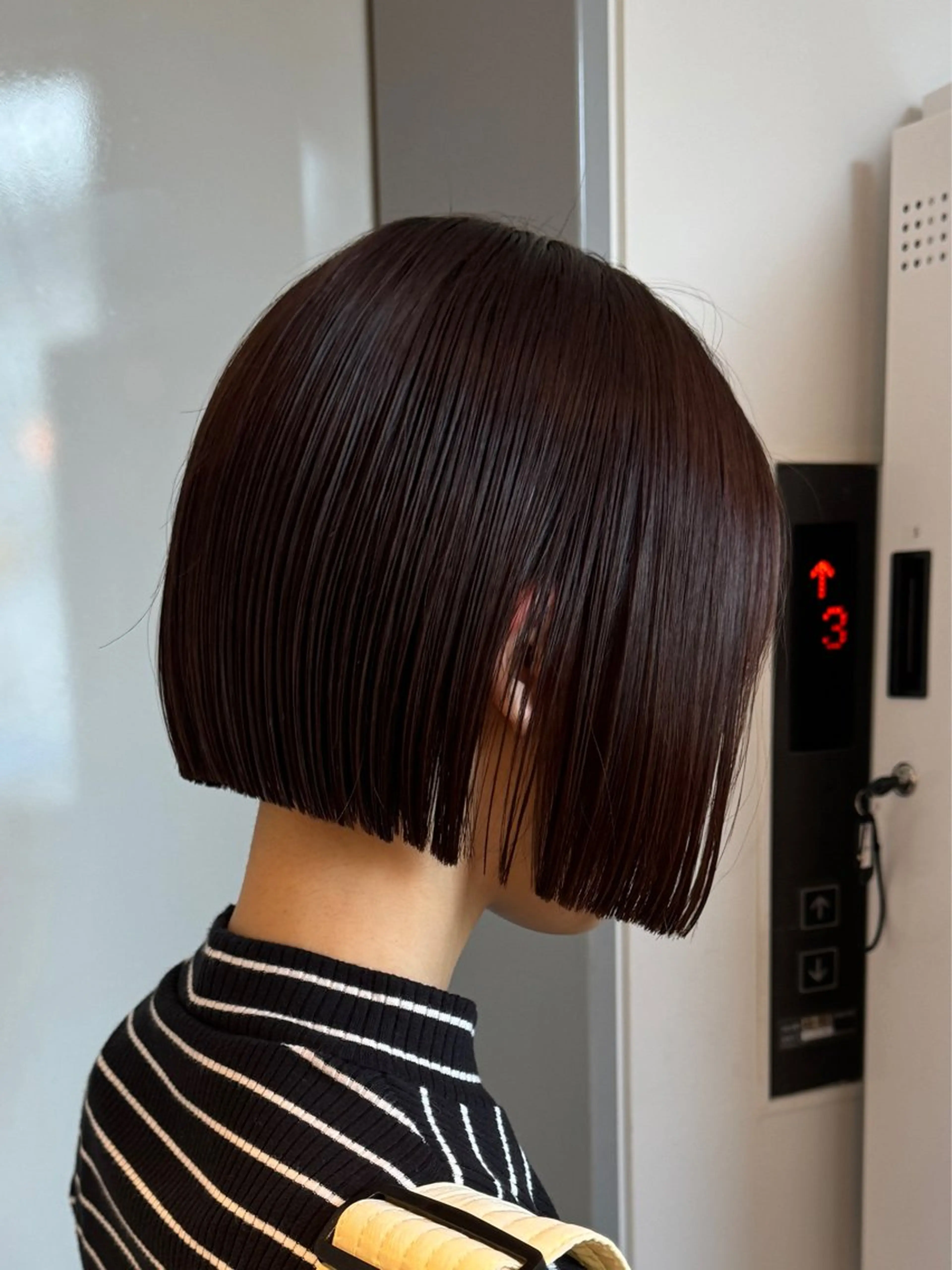 ショート カラー 切りっぱなしボブ レイヤー/縮毛矯正のヘアスタイル
