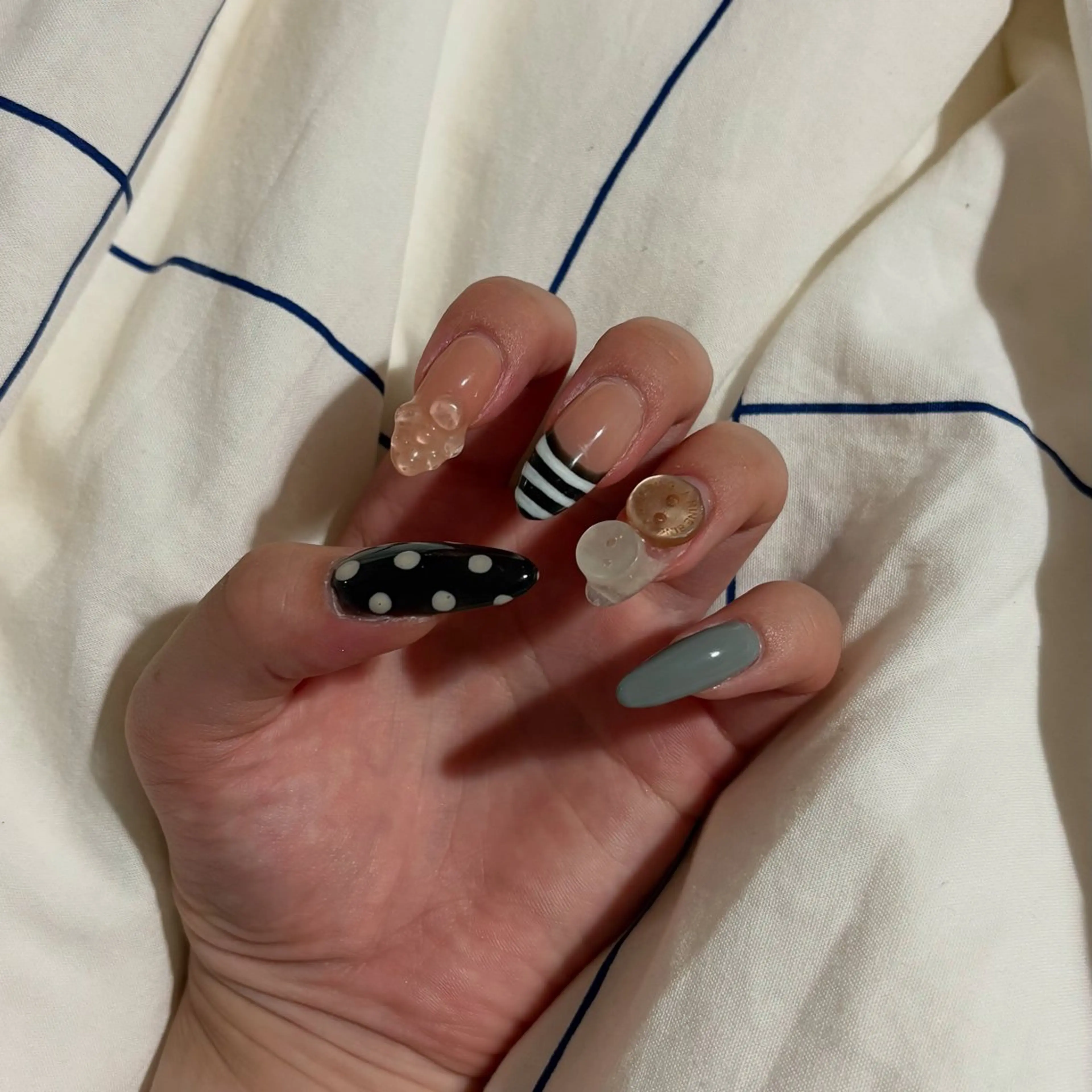 ネイル ハンドネイル しおん🎶｜ひと 癖ニュアンス｜個性派のネイルデザイン