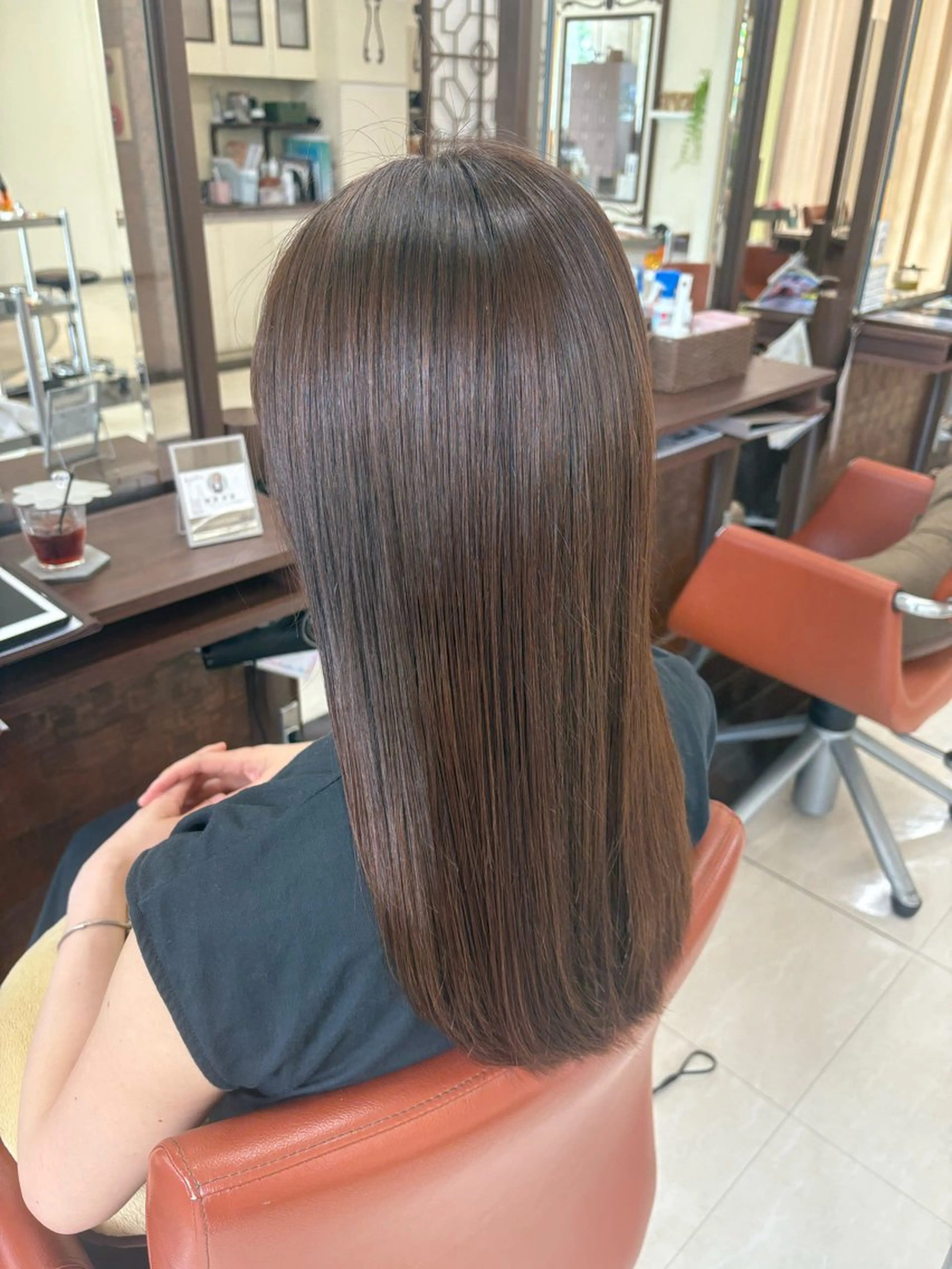 カラー アッシュ アッシュグレー アッシュグレージュ グレージュ レイヤー×垢抜け/ ハイトーン/朝倉友香のヘアスタイル