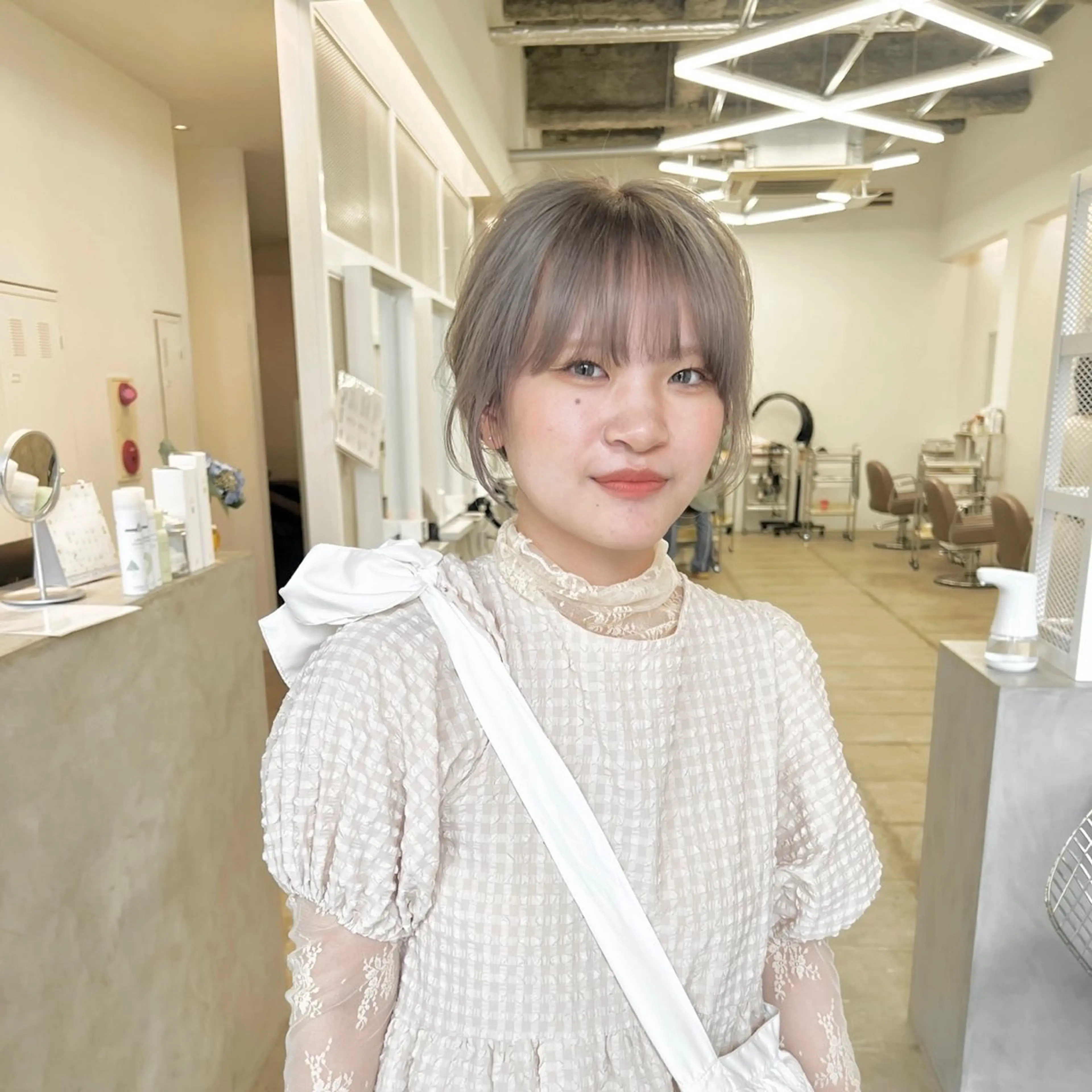 ミディアム カラー ベージュカラー ブリーチ ケアブリーチ ホワイトベージュ クロスパーマ× 透明感カラー✂︎のヘアスタイル