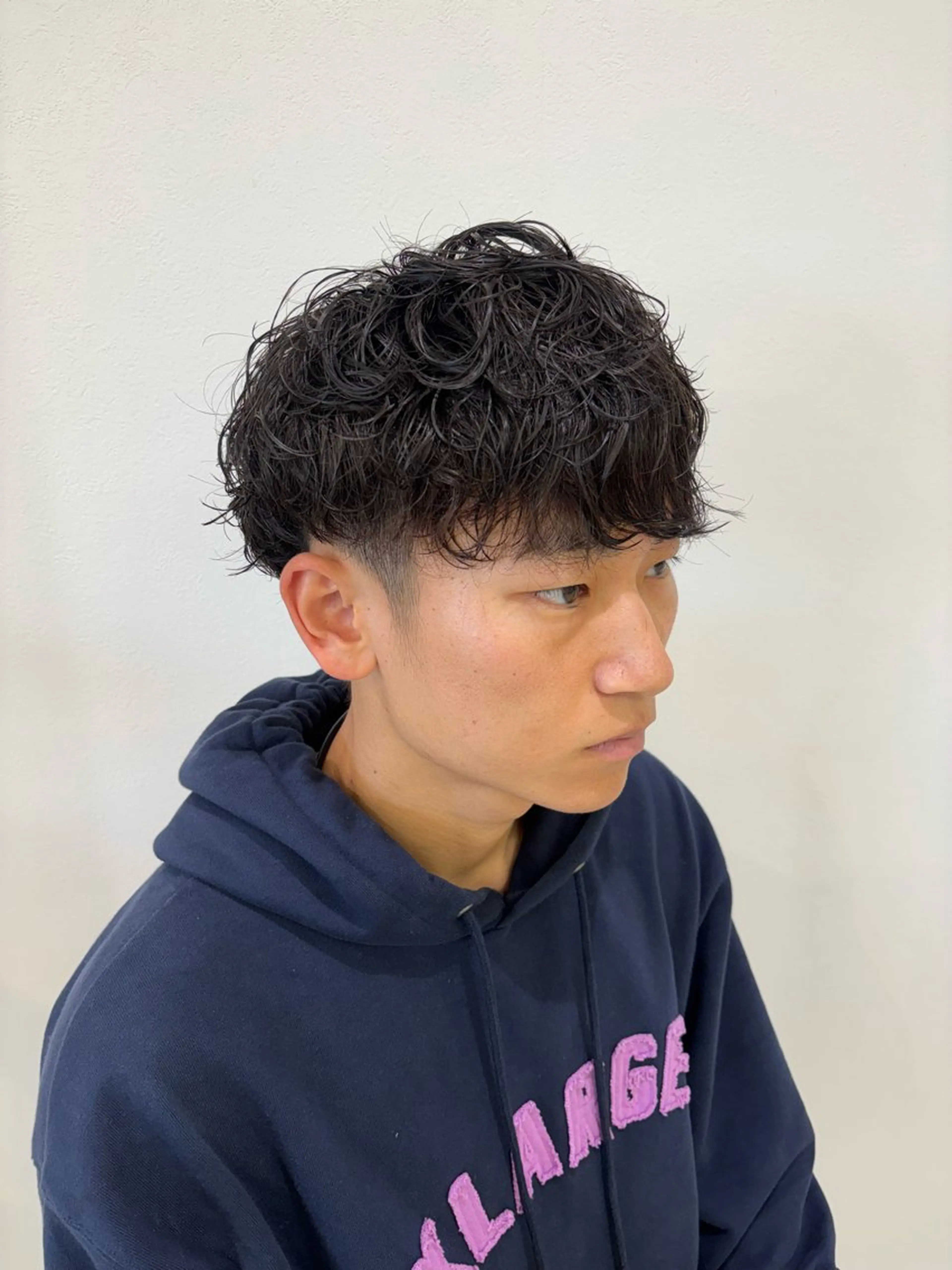 パーマ メンズ ビジネス メンズパーマ スペインカール 波巻きパーマ ニュアンスパーマ カット パーマ ニュアンスパーマ/ フェザー/マッシュのヘアスタイル