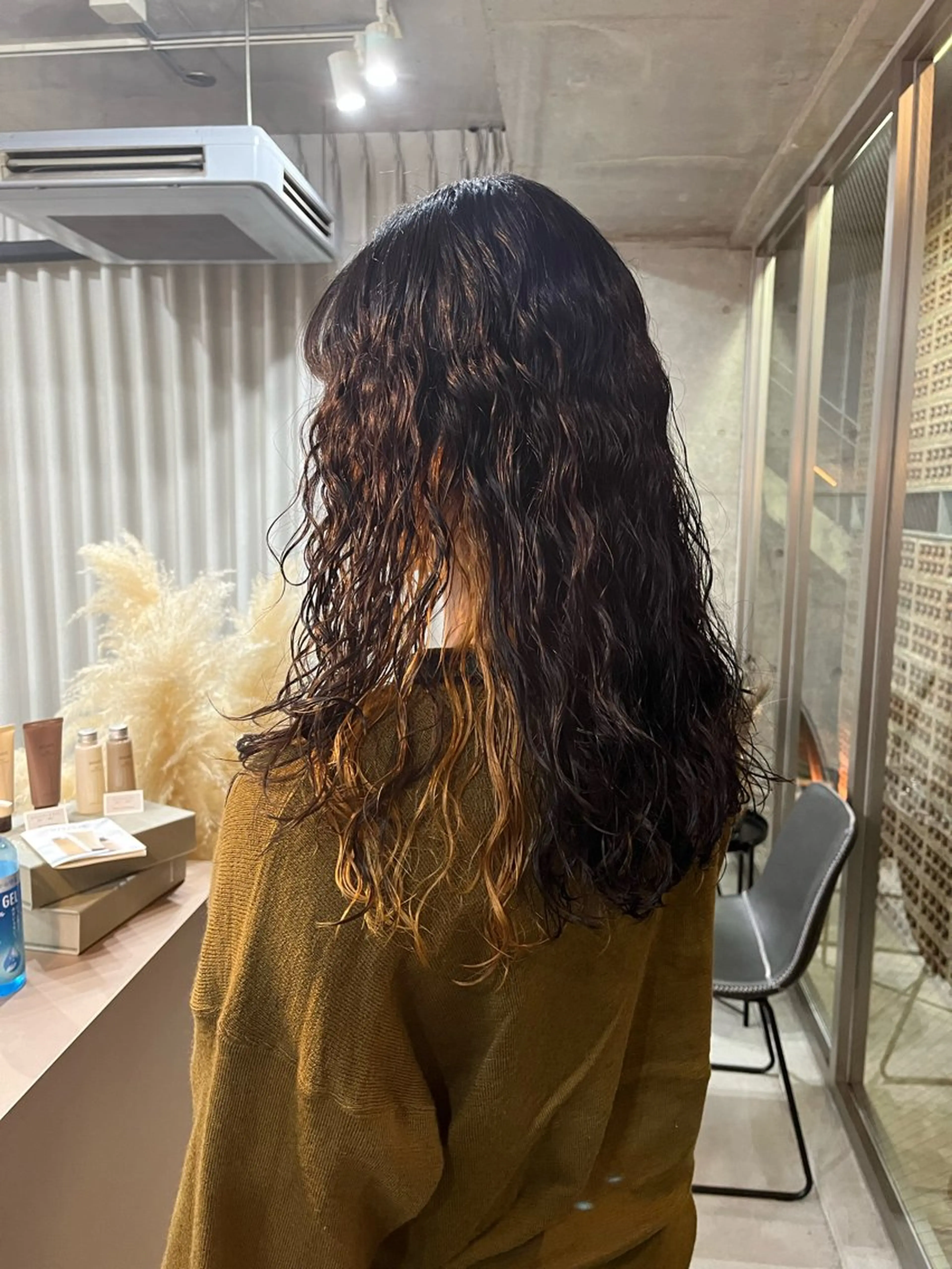 ロング パーマ 曲がる縮毛矯正 センターパートのヘアスタイル