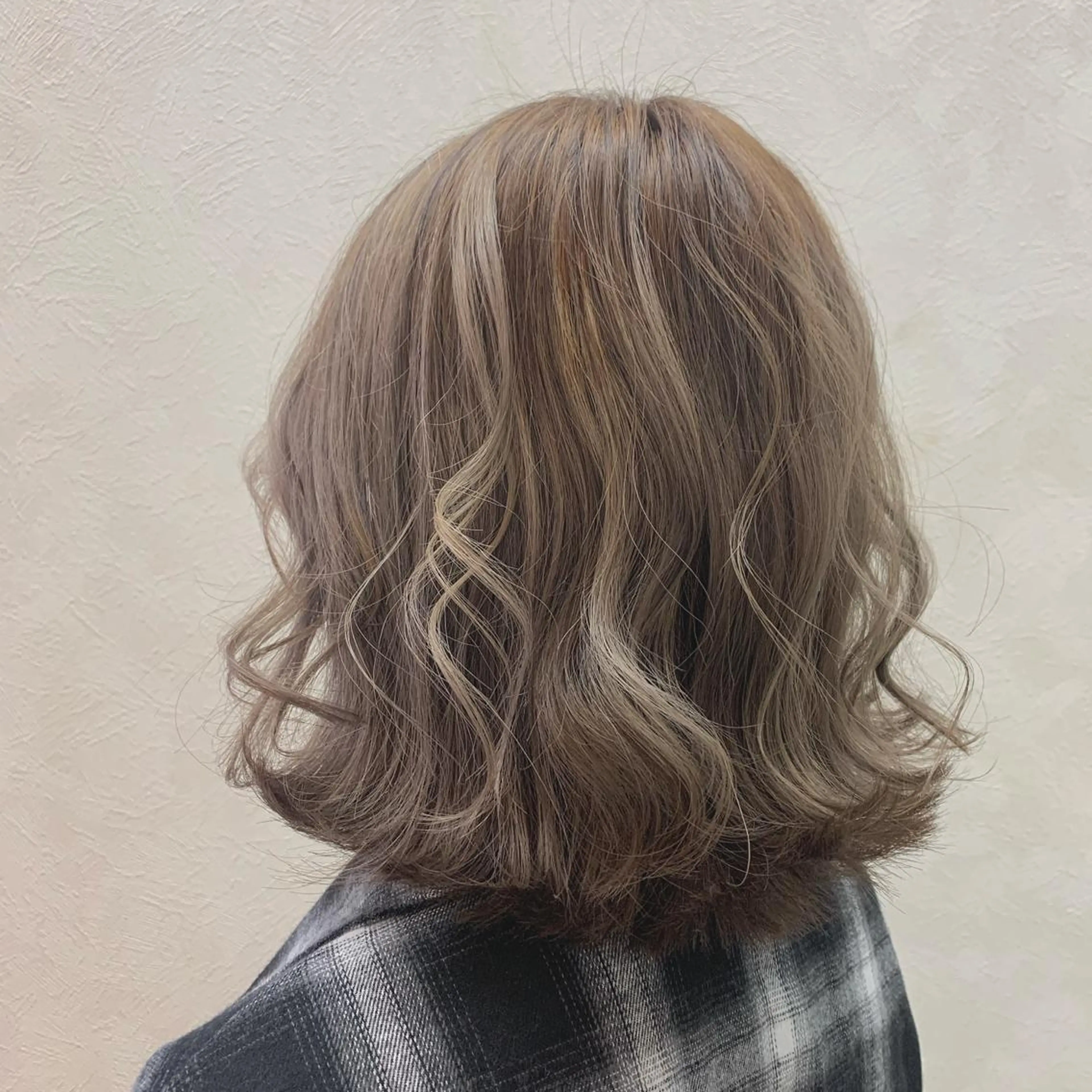カラー ブリーチ グレージュ ミルクティーグレージュ 井上 花音のヘアスタイル