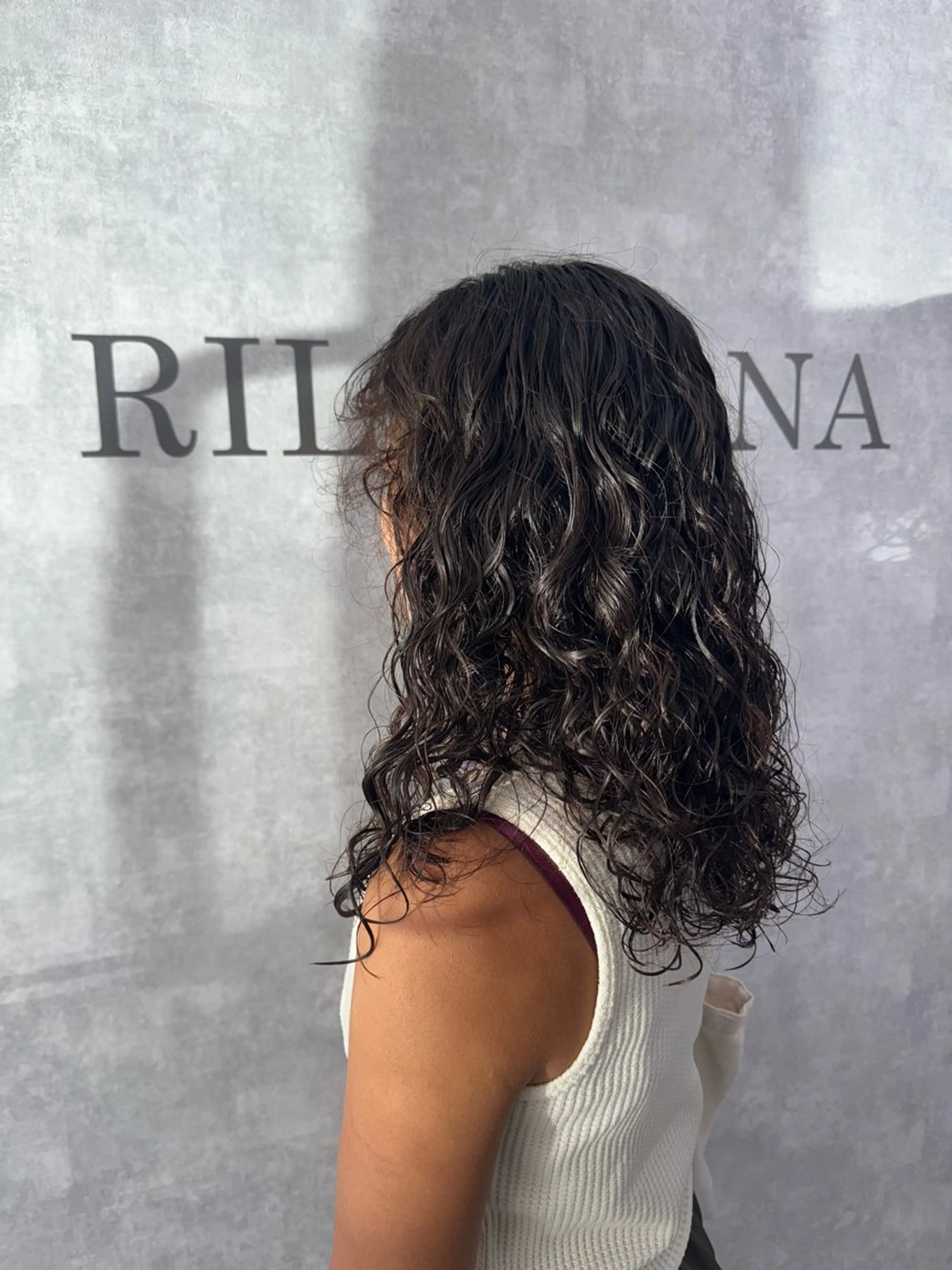 ロング パーマ RILOHANA 宮平のヘアスタイル