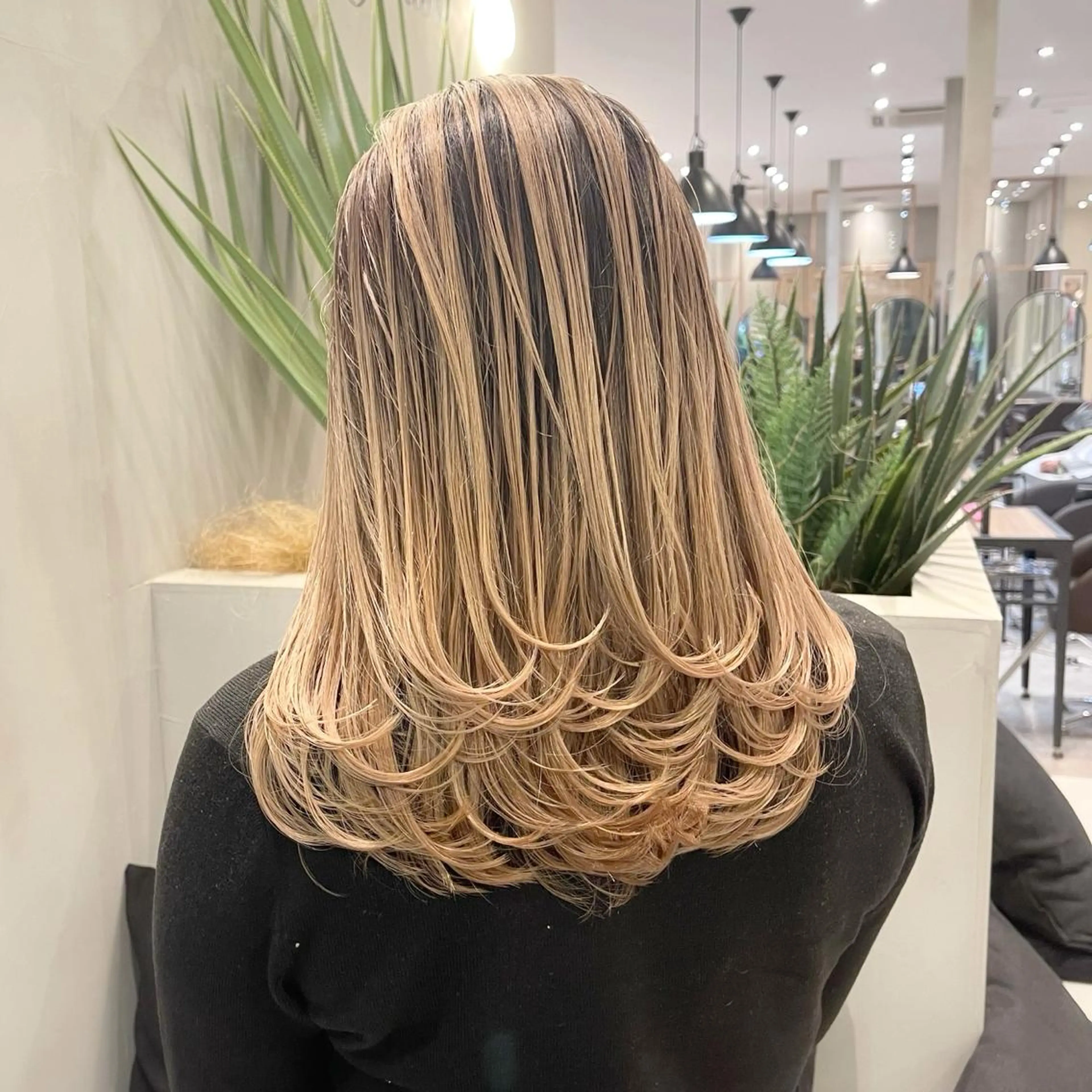 ミディアム カラー ヘアアレンジ バレイヤージュ デザインカラー ハイライトカラー 外国人風カラー ハイライト カット ヘアカラー トリートメント アンドウ ユウ/ レイヤーカット/韓国のヘアスタイル