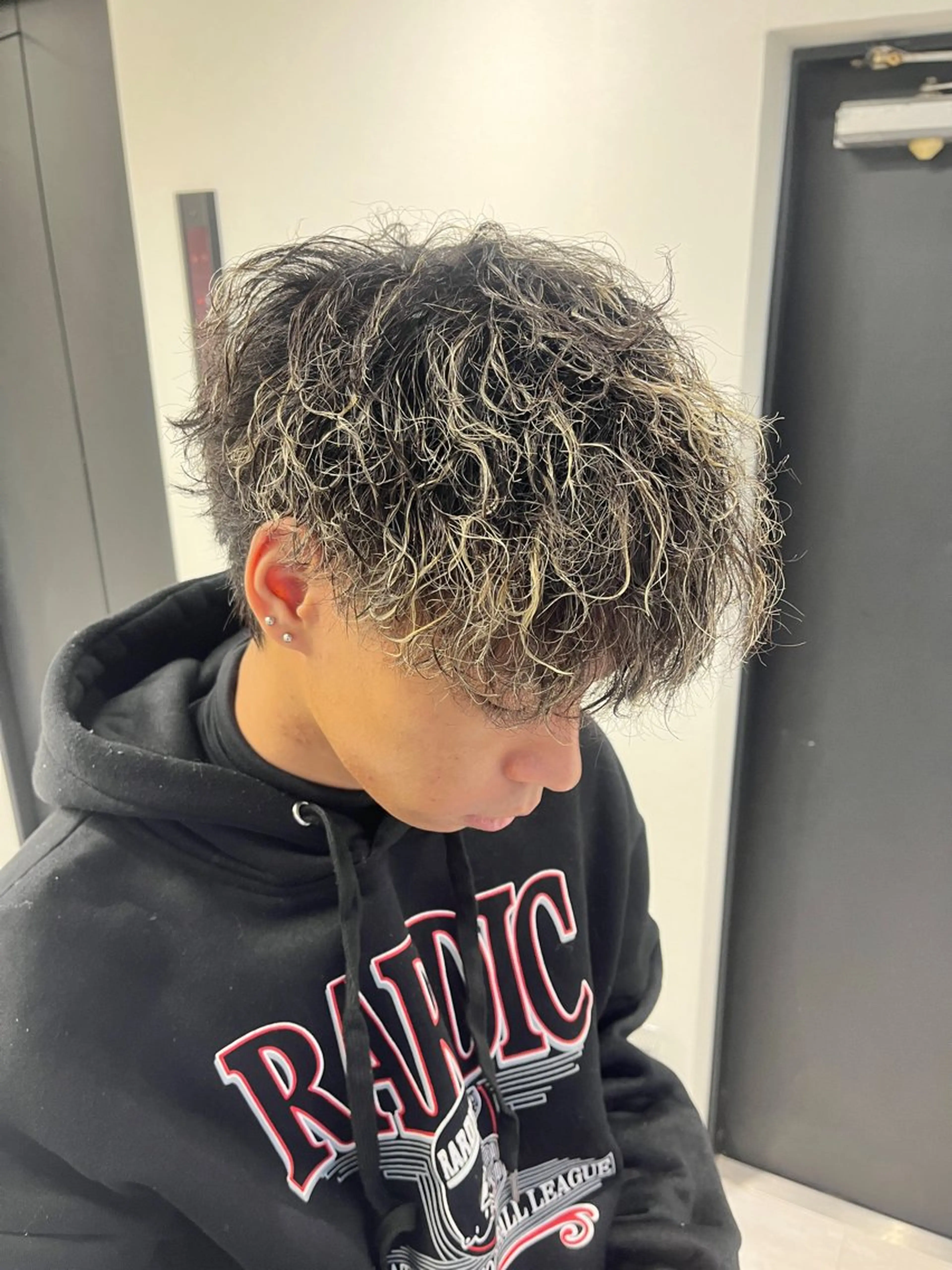 ミディアム カット ヘアカラー パーマ センターパート🪽 SEIYAのヘアスタイル