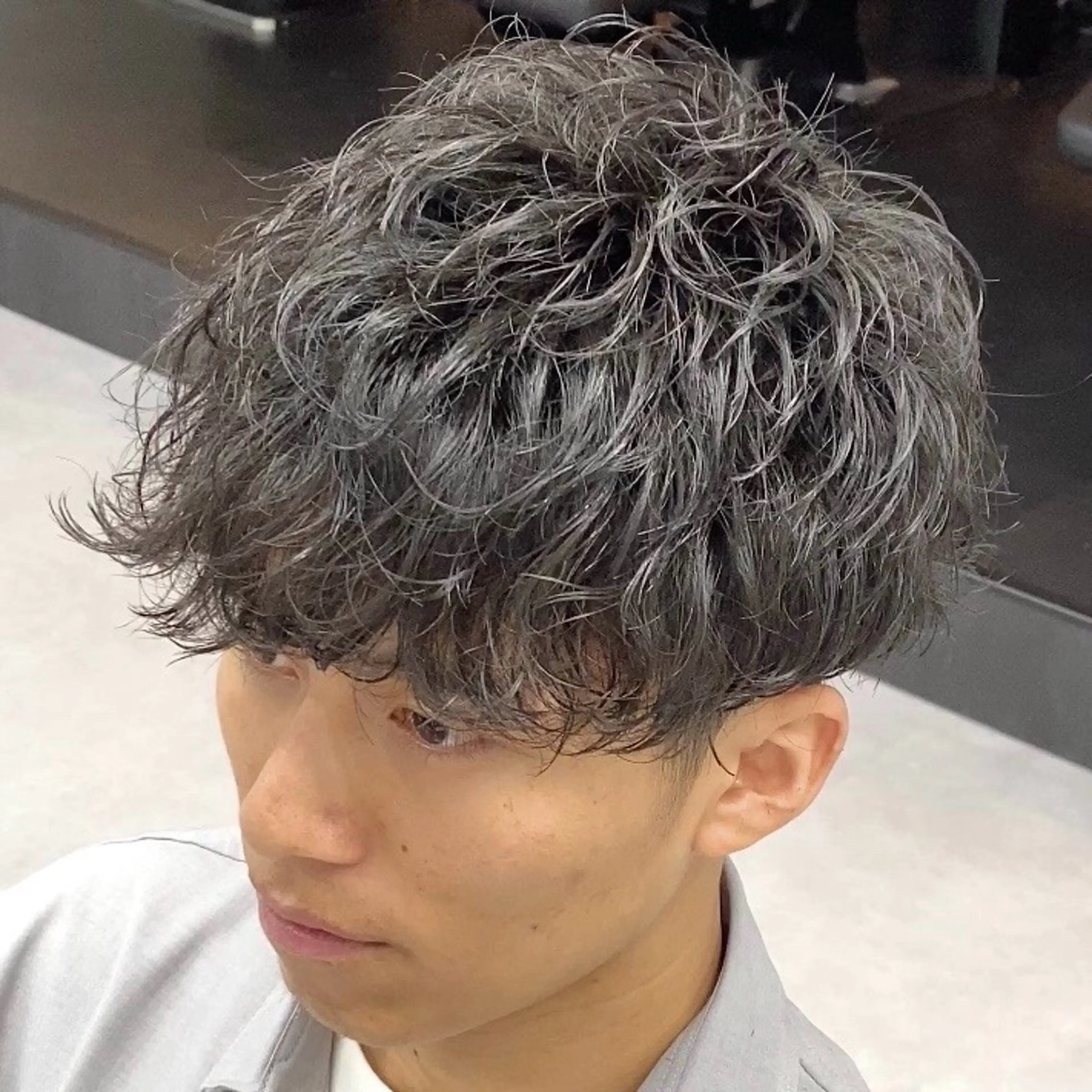 ショート パーマ メンズ センターパート メンズハイライト メンズメッシュ メンズパーマ スパイキーショート 中崎町メンズパーマ/ シャドウ/山下拓実のヘアスタイル