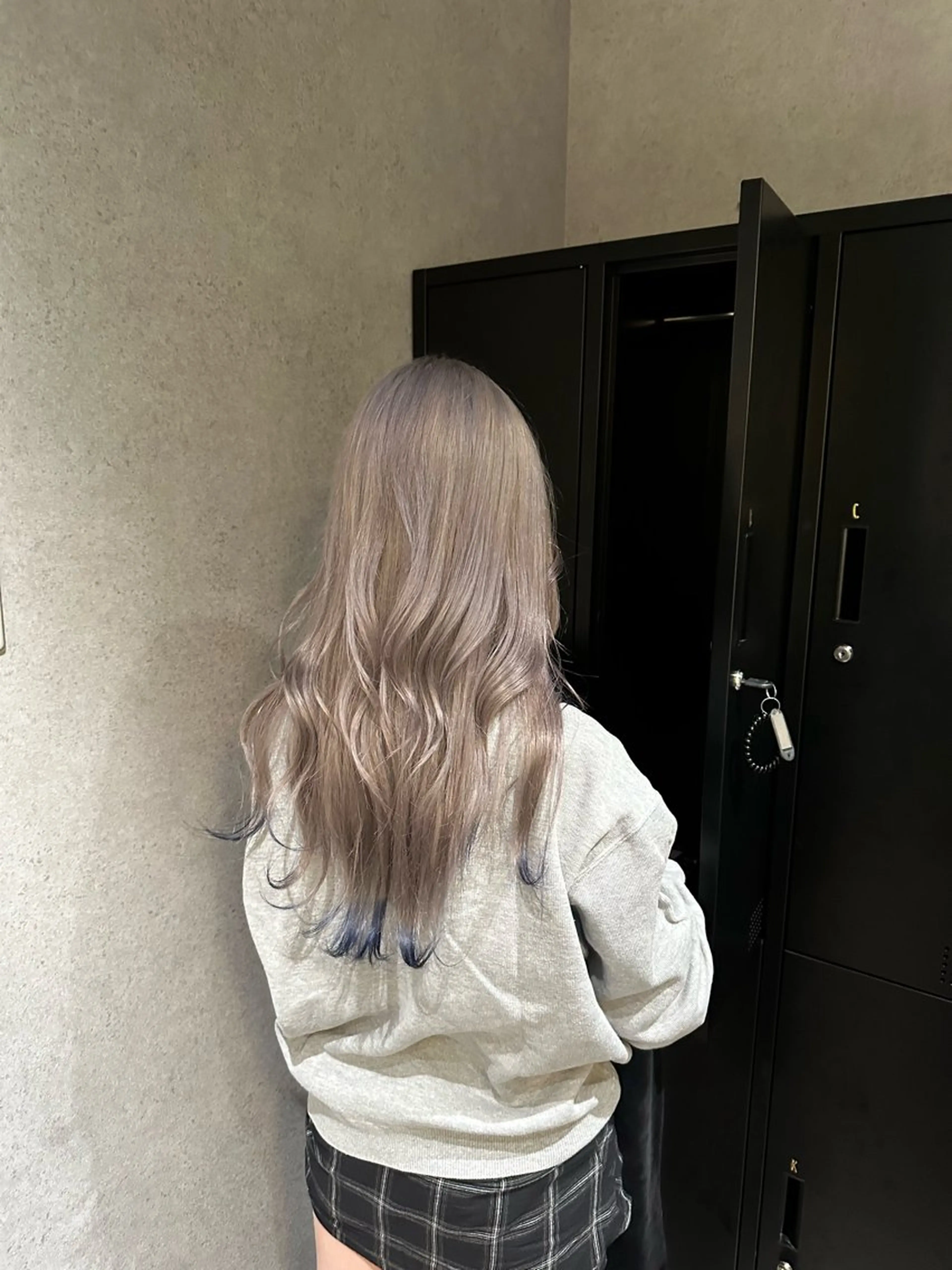 ロング カラー ブリーチ ブルーカラー シルバー カット ヘアカラー ブリーチカラー/ ベージュ/SARAのヘアスタイル