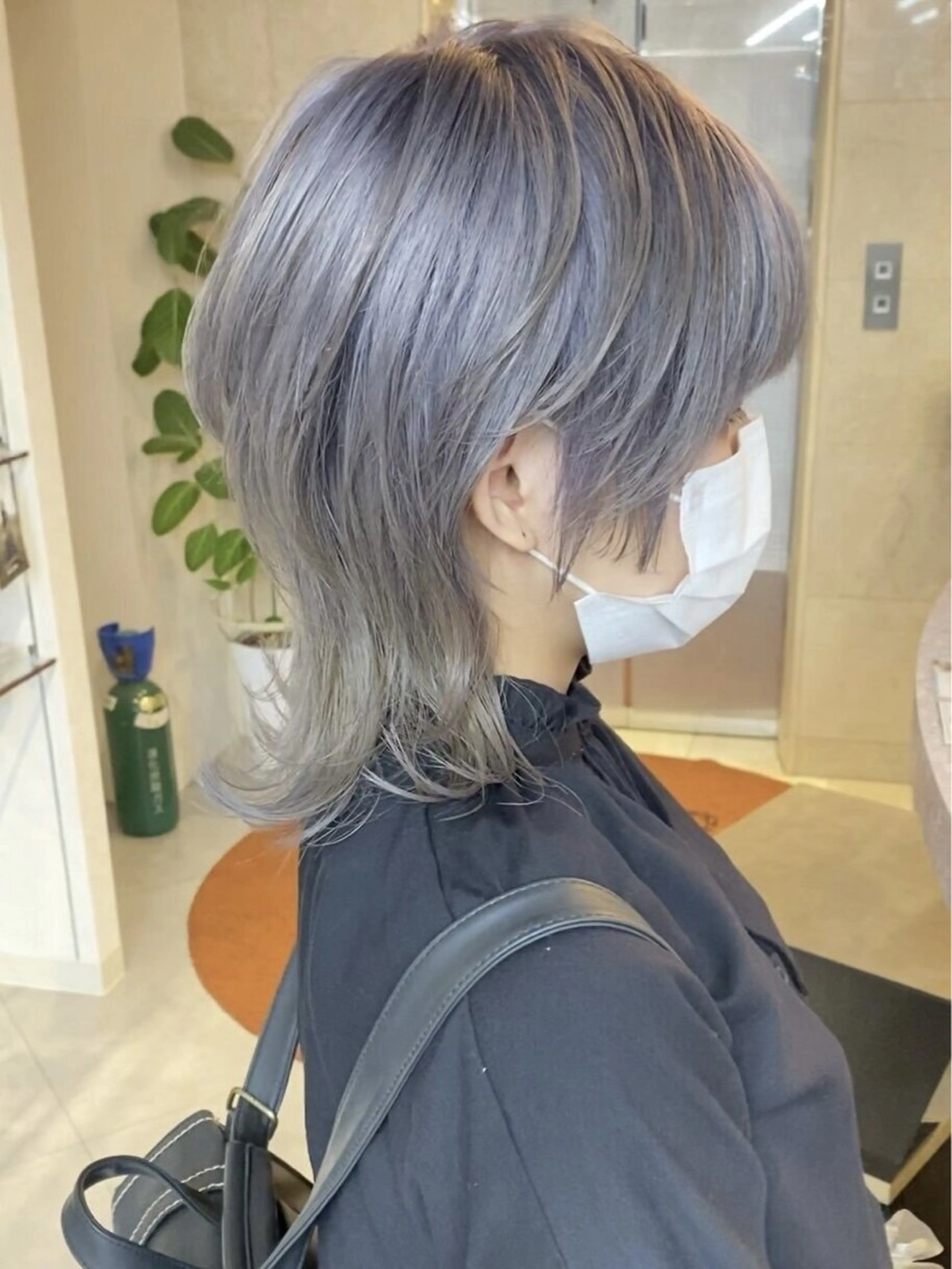 ミディアム カラー パーマ ウルフとハイトーン みっちー✂️のヘアスタイル