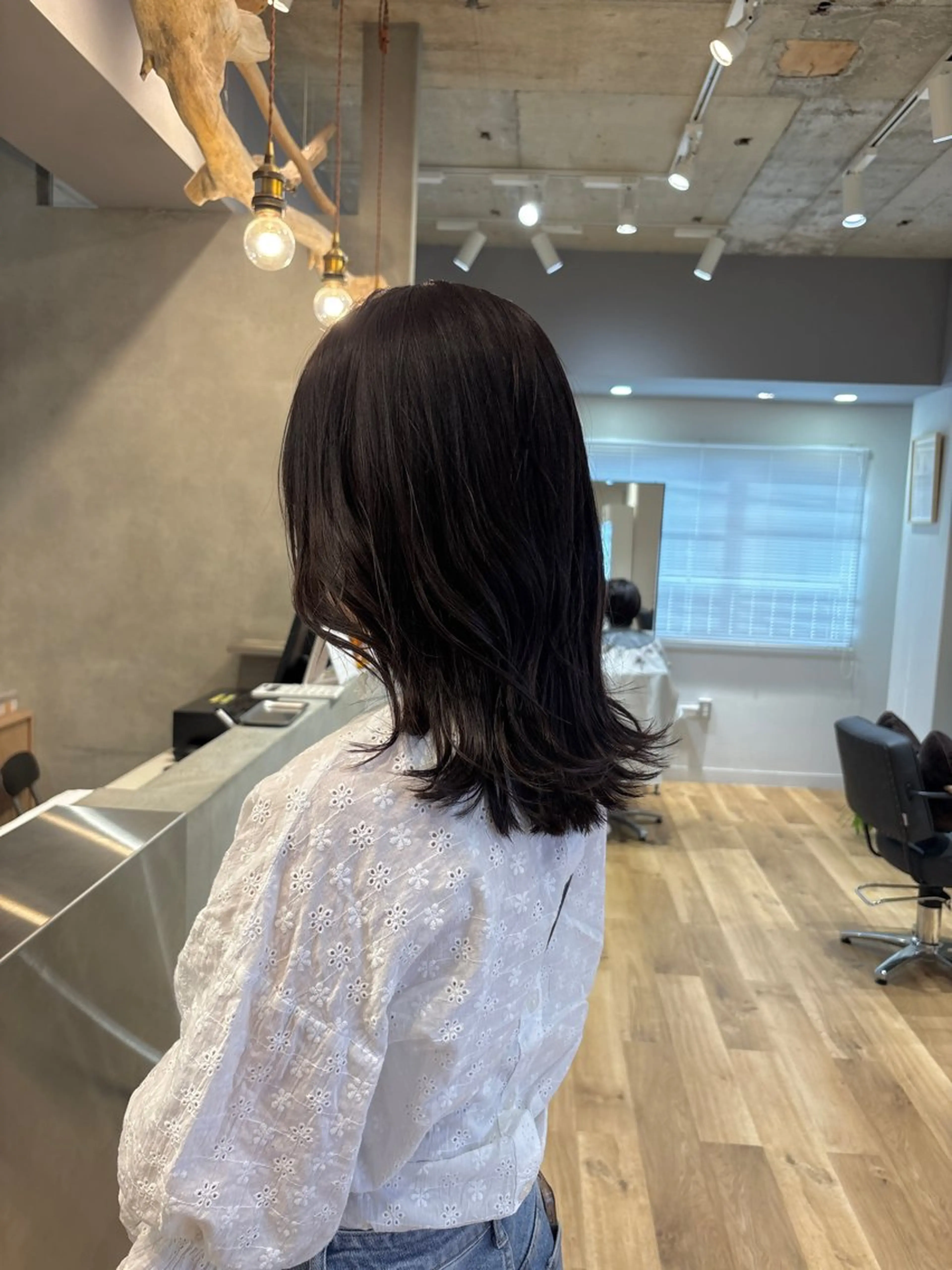 ミディアム くびれヘア ヘアカラー まつい みるのヘアスタイル