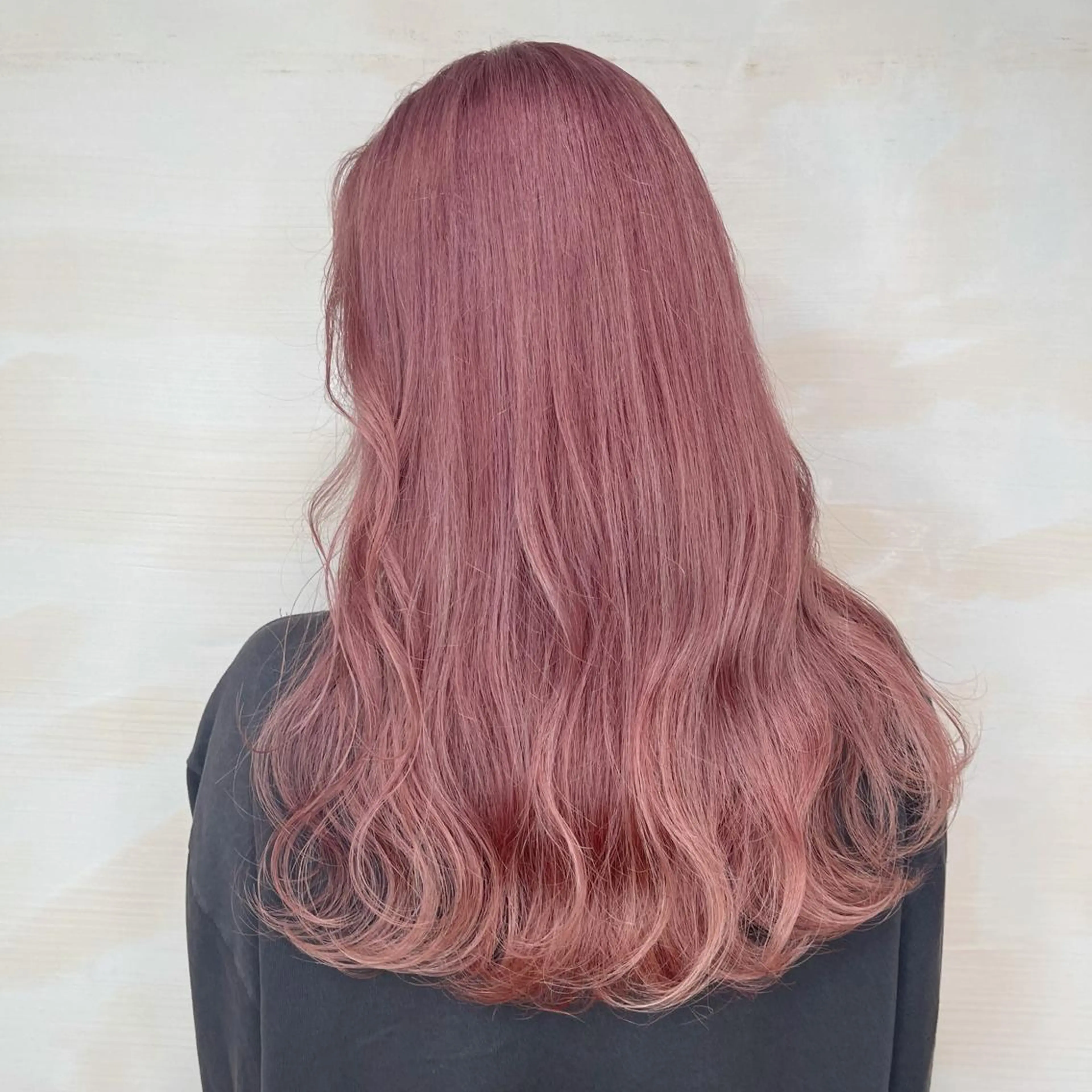 ロング カラー ブリーチ ピンクカラー MEI💫銀座 エクステ/艶カラーのヘアスタイル