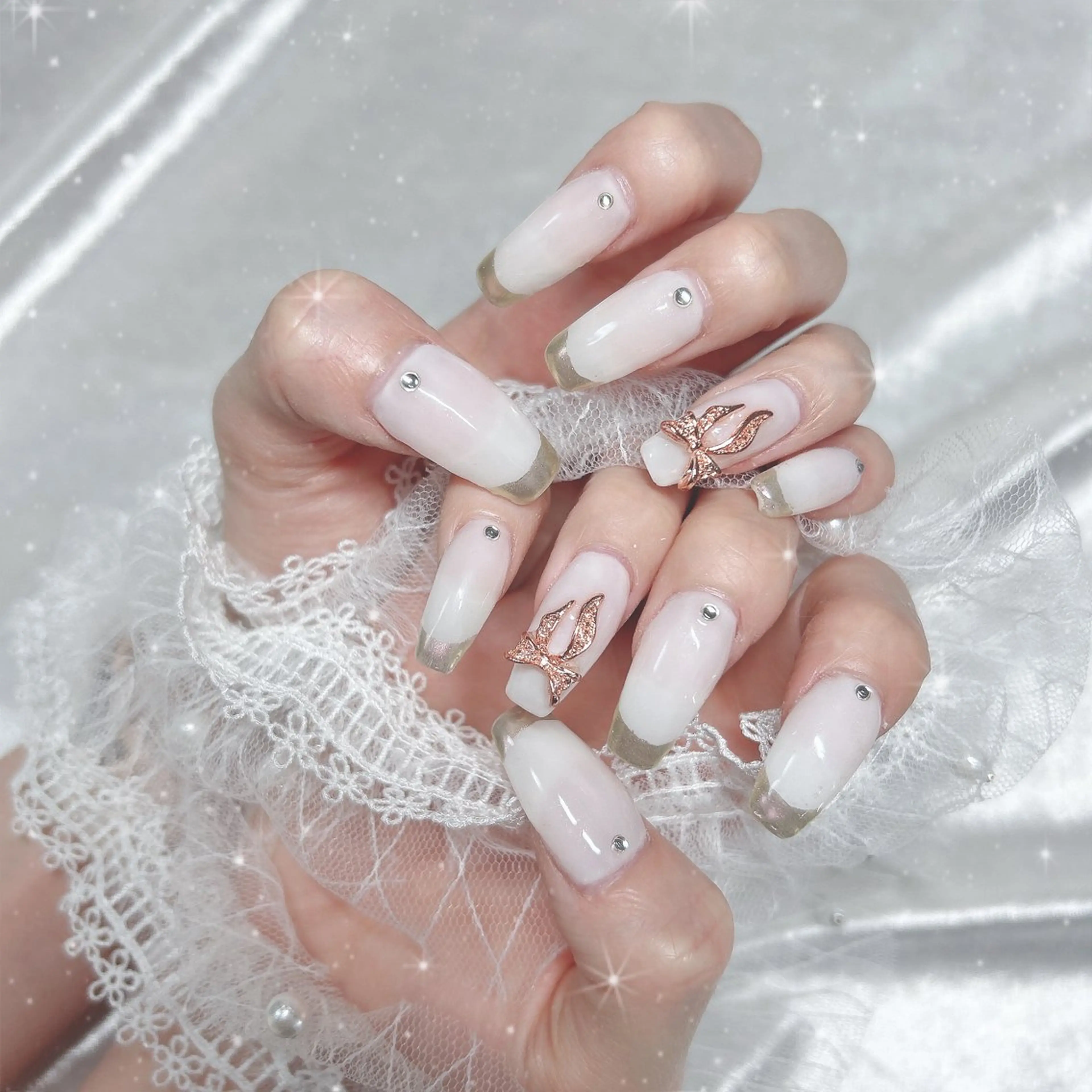 ネイル オーロラネイル フレンチネイル リボン ホワイト Bestnail所属・Best Nail Yu🎀🫧のネイルデザイン