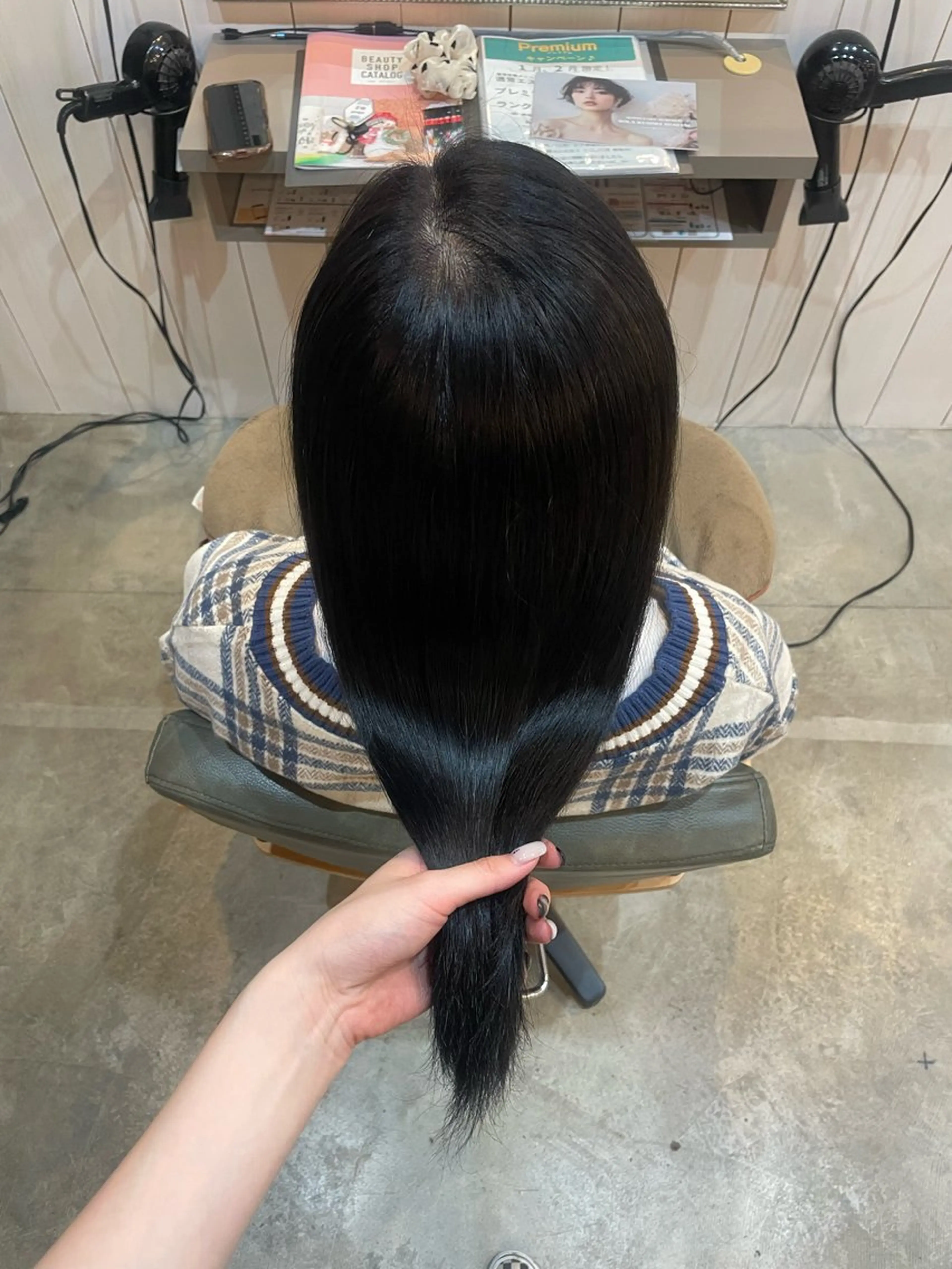 セミロング カラー 黒髪 ブリーチ ブルーカラー ブルーブラック ブリーチなしカラー 金木 洸瑠のヘアスタイル