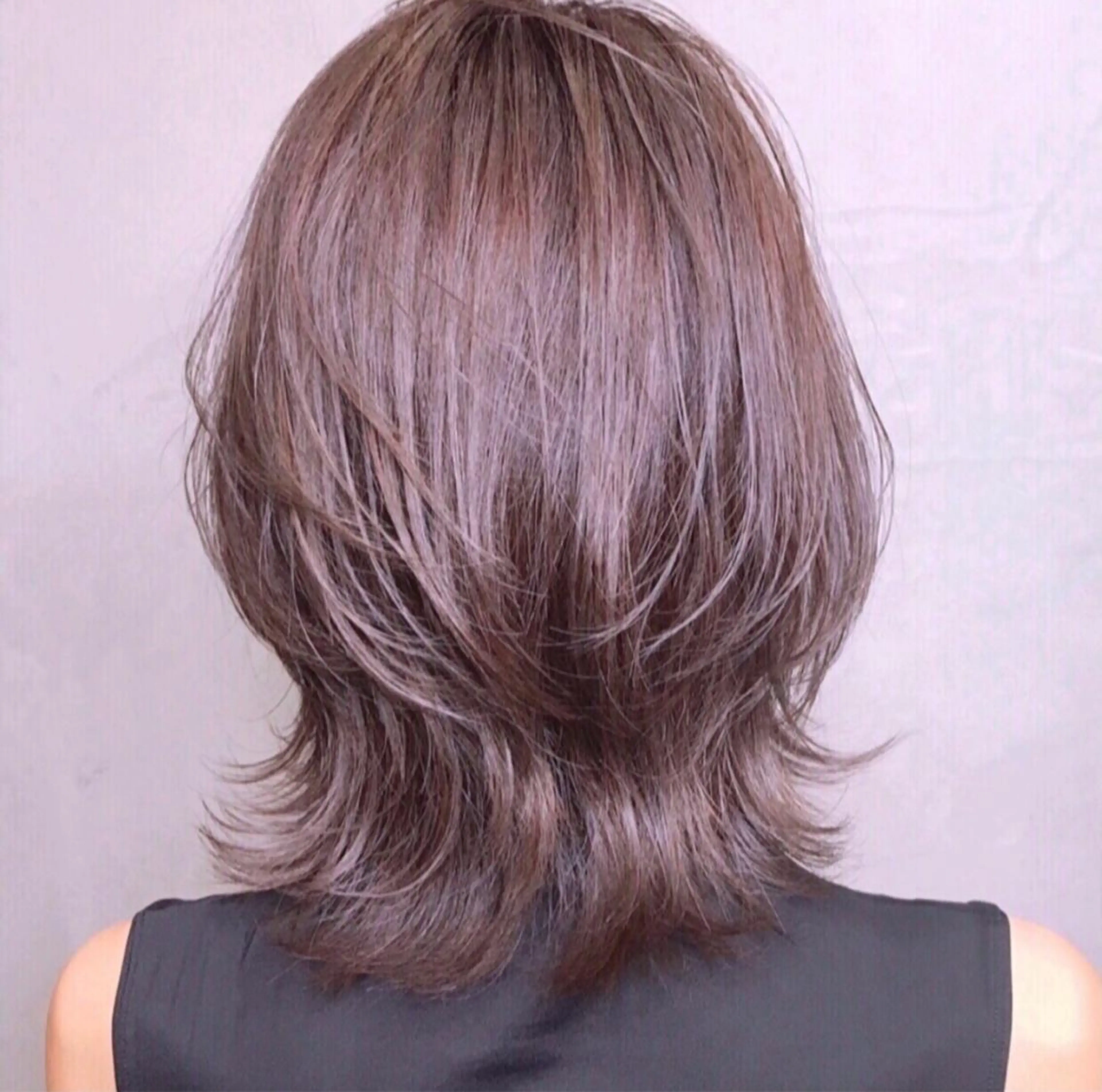 ミディアム カラー ミディアムパーマ アッシュ ベージュカラー ブルーカラー グレージュ カット ヘアカラー AKI アキのヘアスタイル