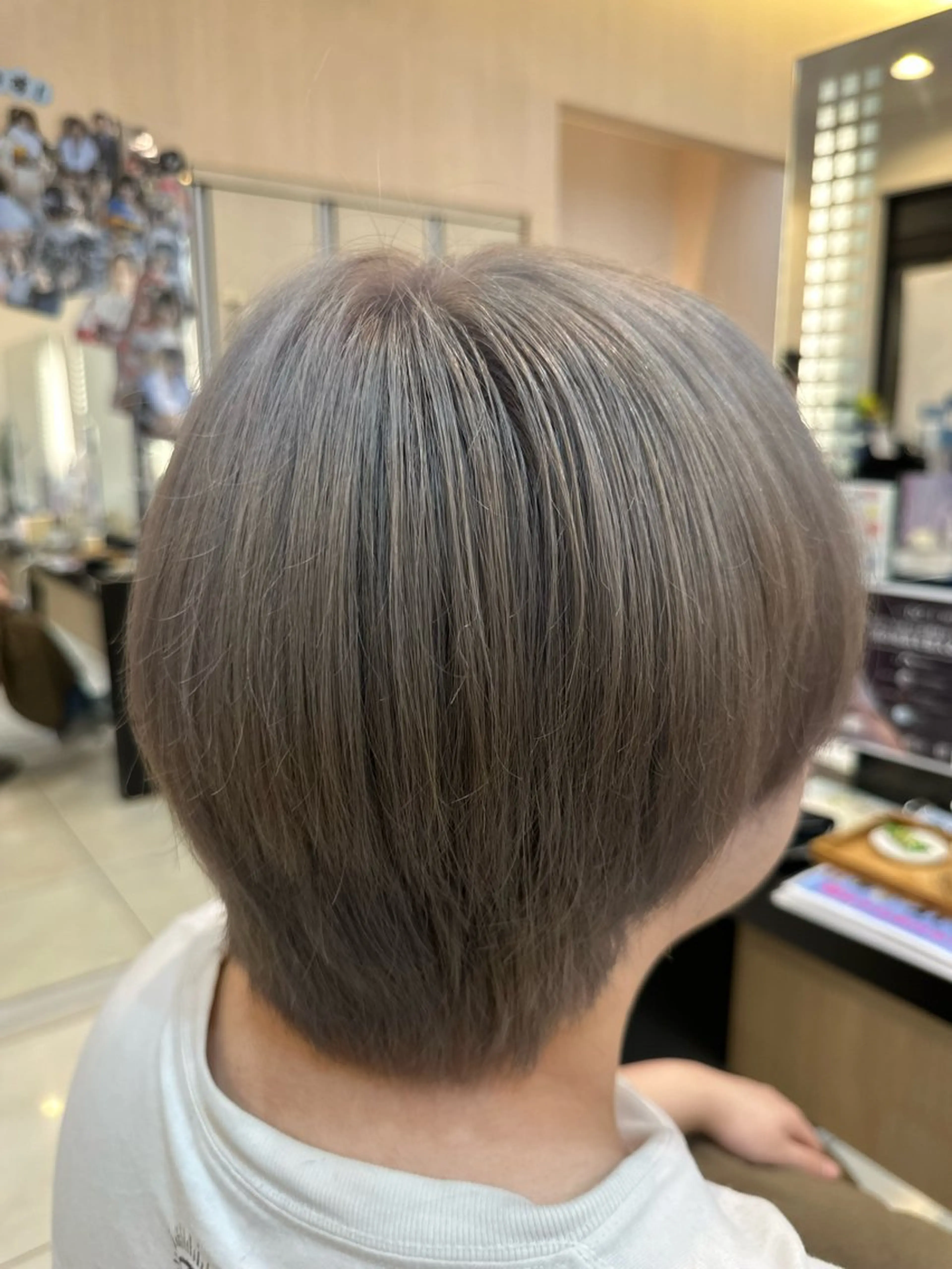 カラー 内田温子大人女性 ハイライト、ボブのヘアスタイル