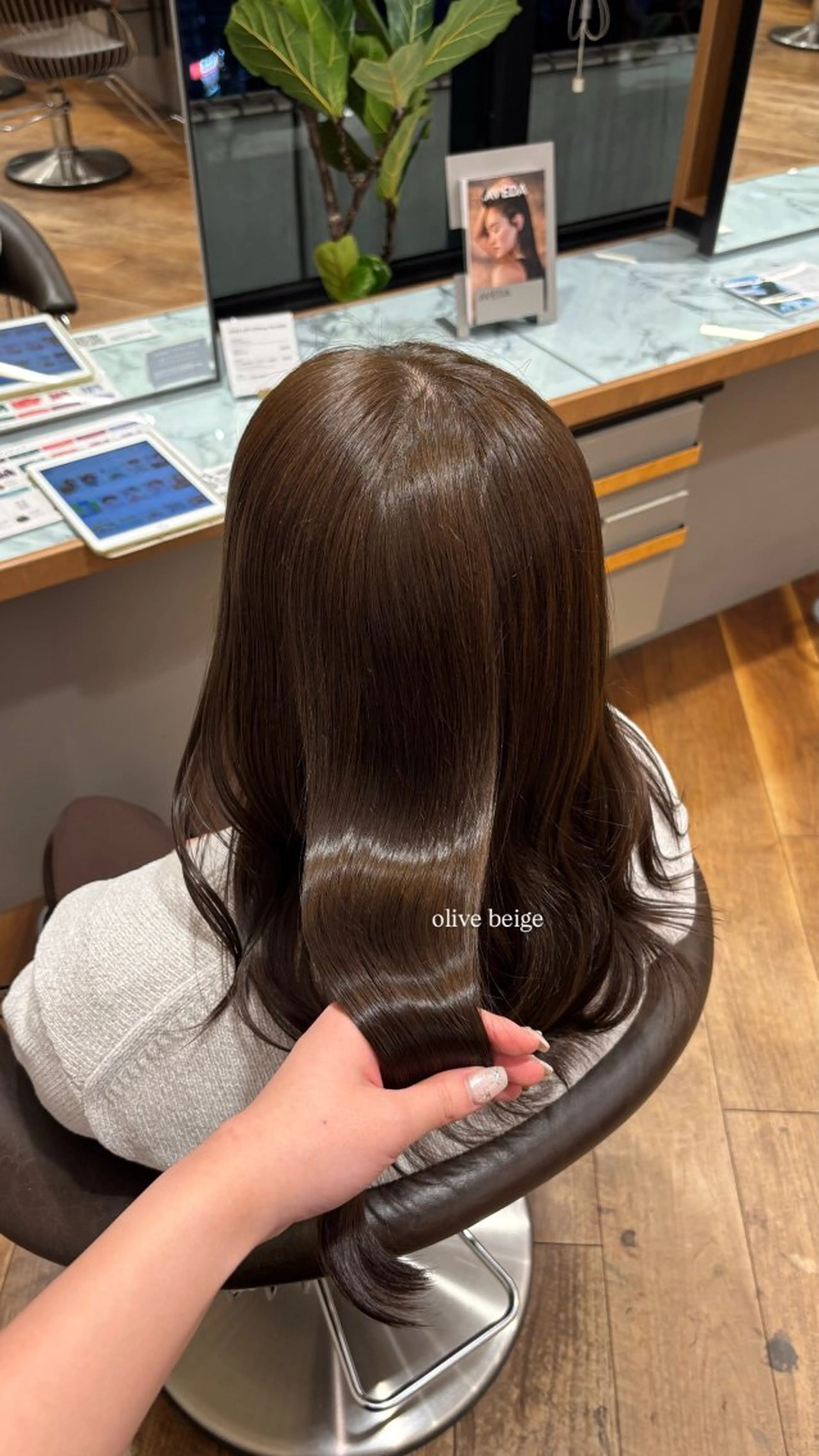 セミロング カラー ヘアカラー 佐藤 帆桃のヘアスタイル