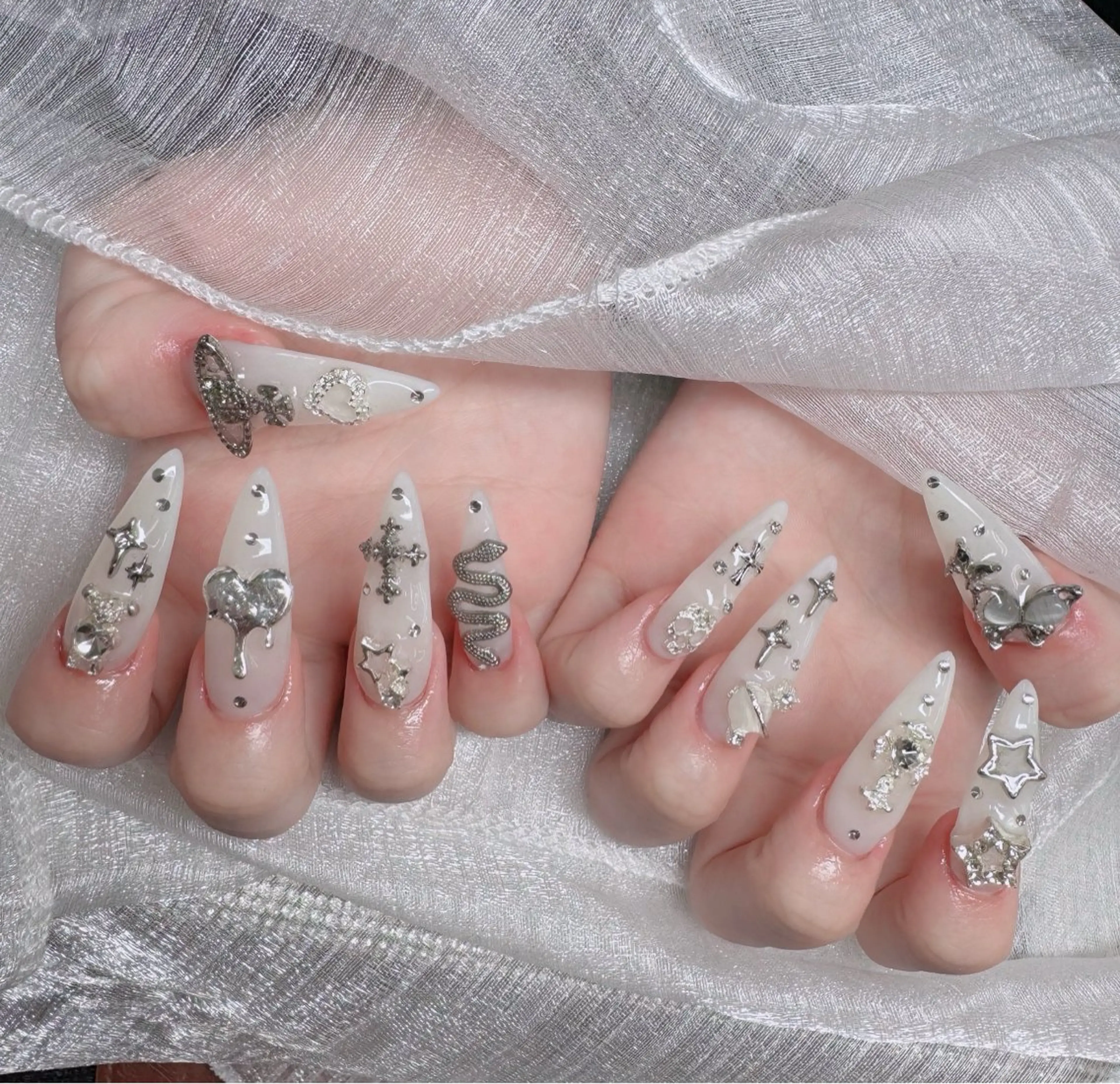 ネイル フレンチネイル ジェルネイル ガラスフレンチ ハロウィン ハート H.baby Nail Salonのネイルデザイン