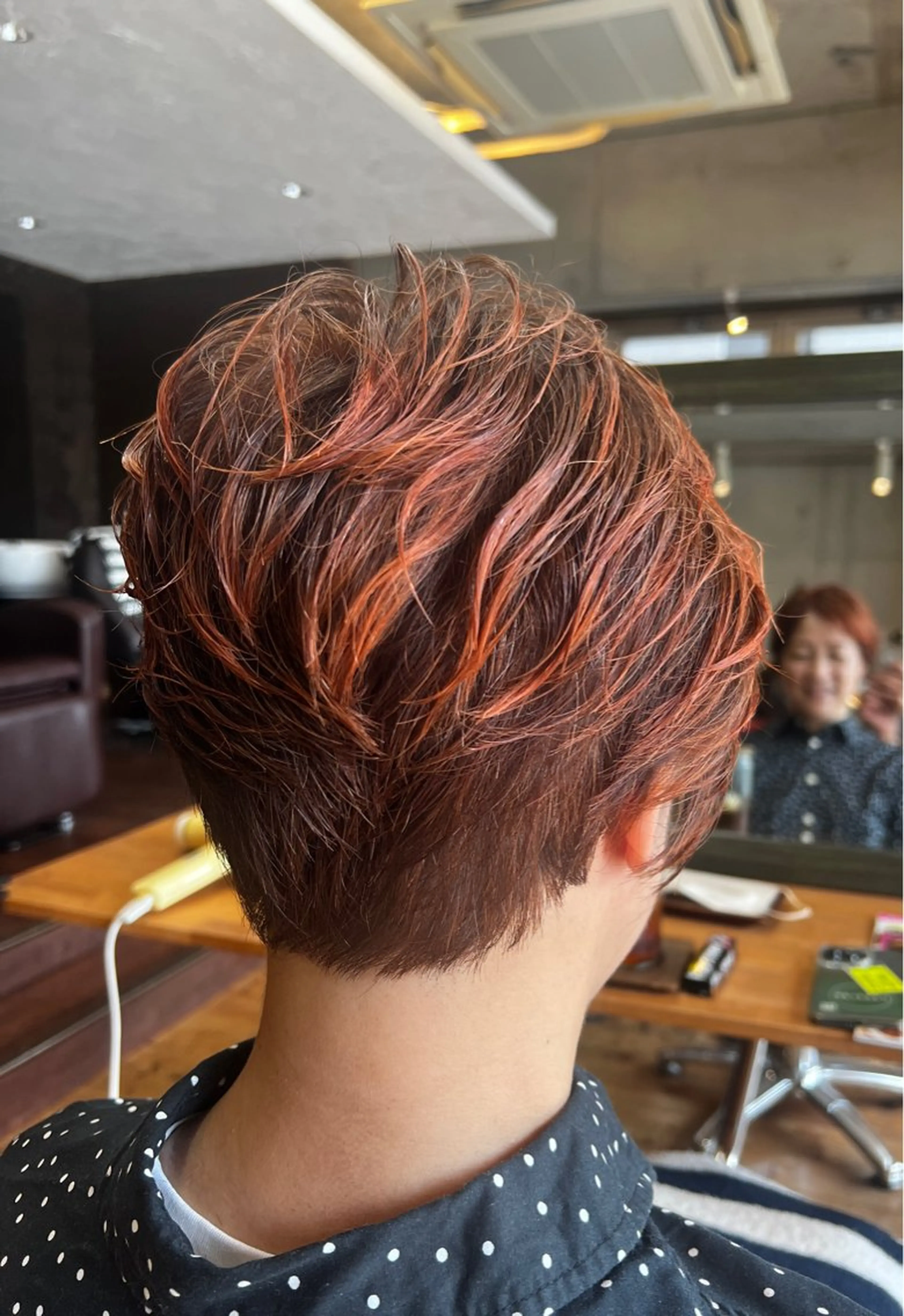 ショート カラー ハンサムショート ブラウンカラー グラデーションカラー ハイライトカラー オレンジ カット ヘアカラー 両国駅徒歩1分⭐️ アイロン仕上げのヘアスタイル