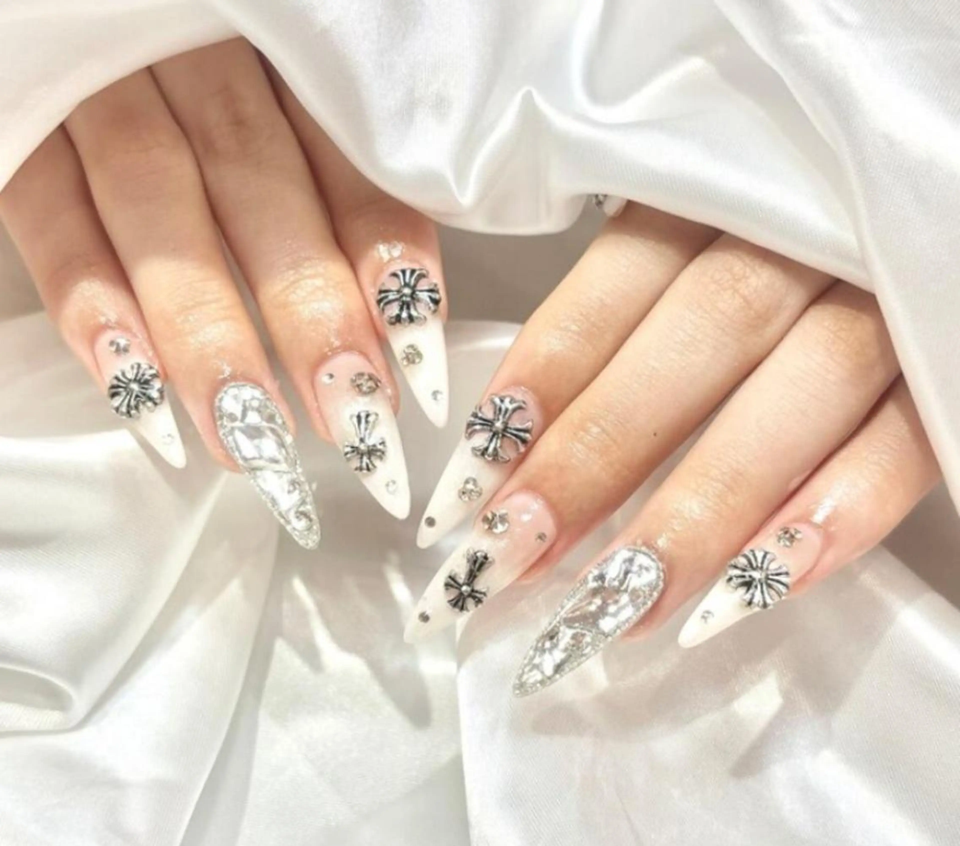 ネイル WISTERIA SAKAEのネイルデザイン