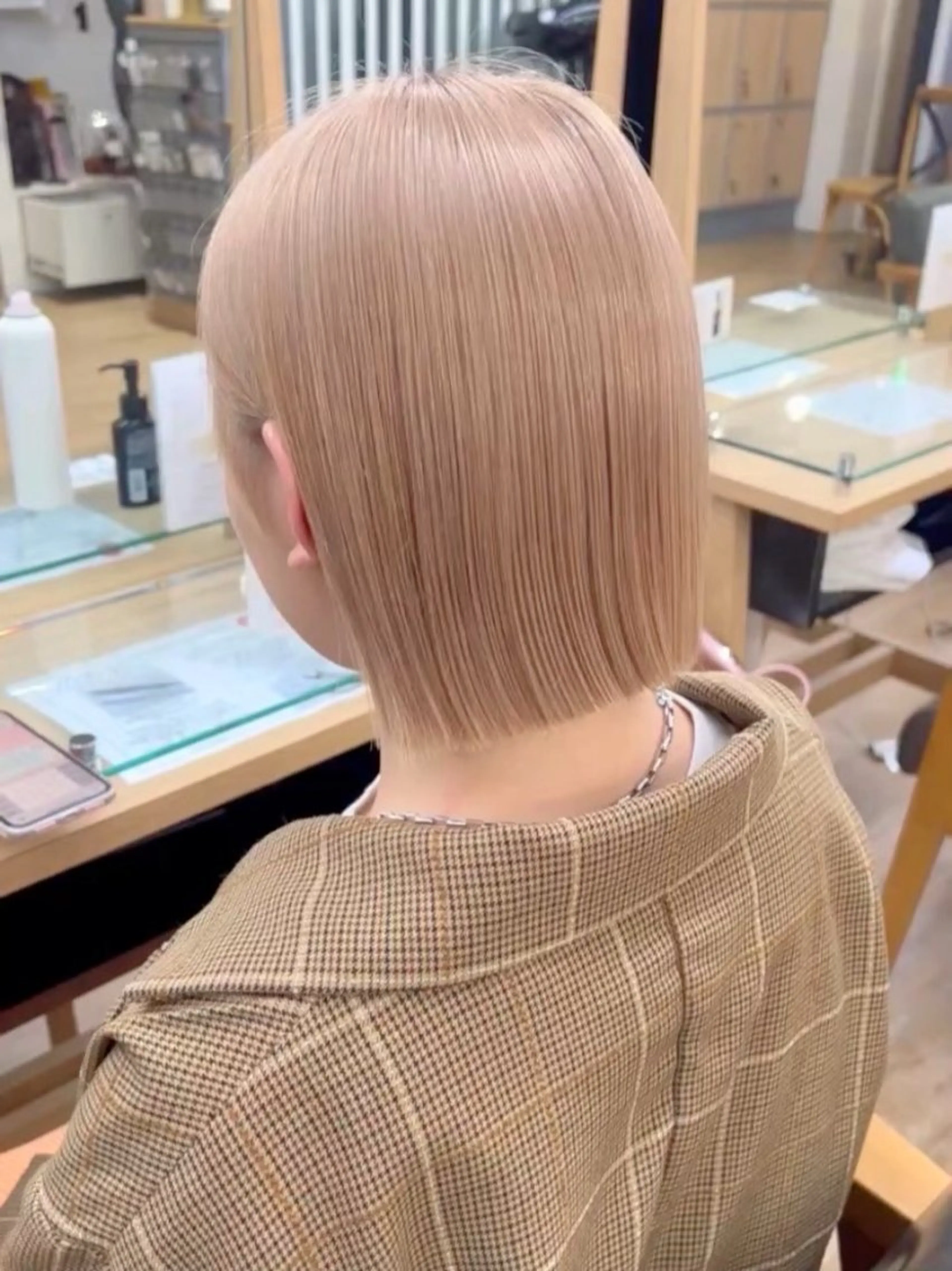 ショート カット ブリーチなしWカラー /レイヤー/セイナのヘアスタイル