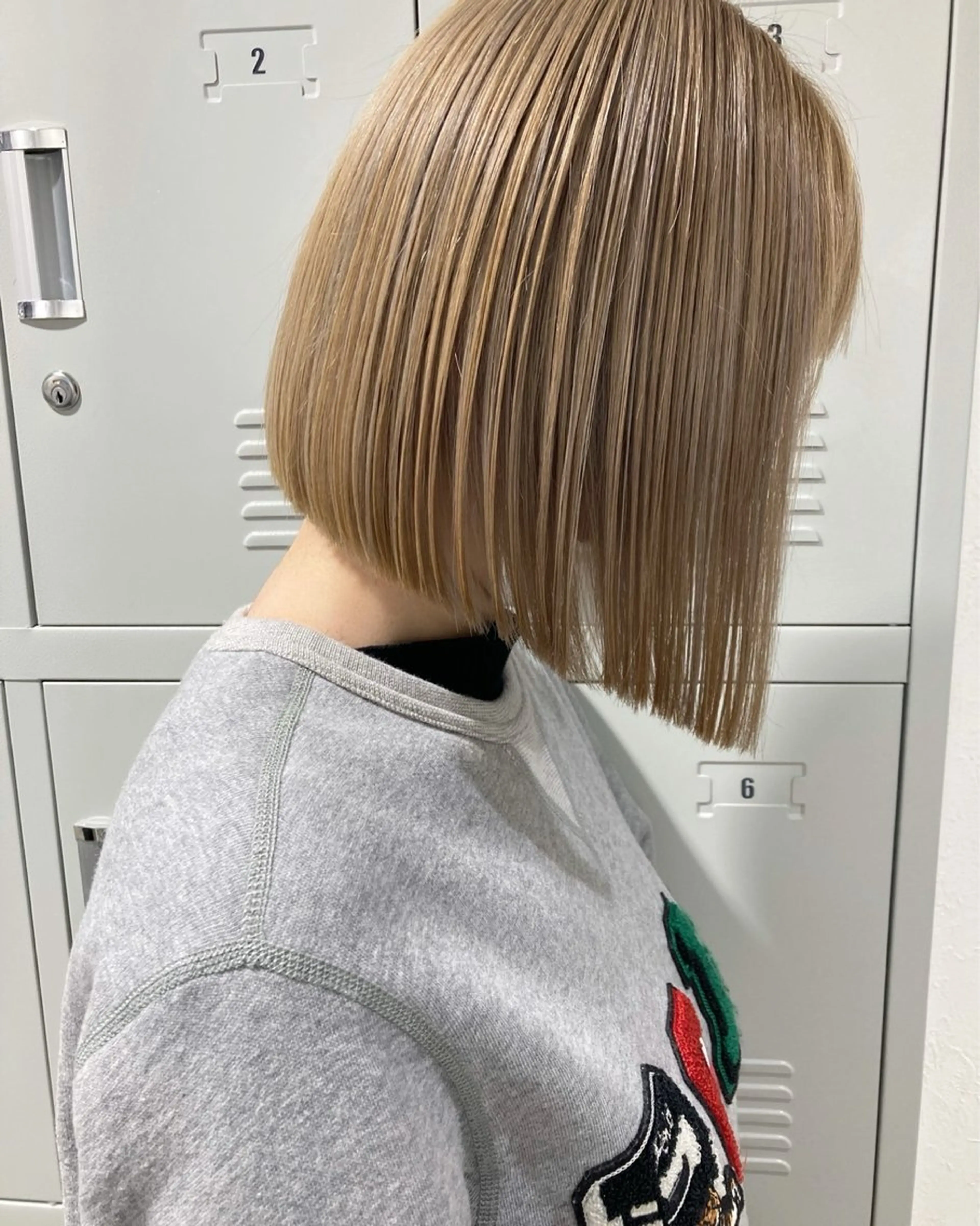 ミディアム 切りっぱなしボブ ボブ WARP/縮毛矯正 山野辺のヘアスタイル