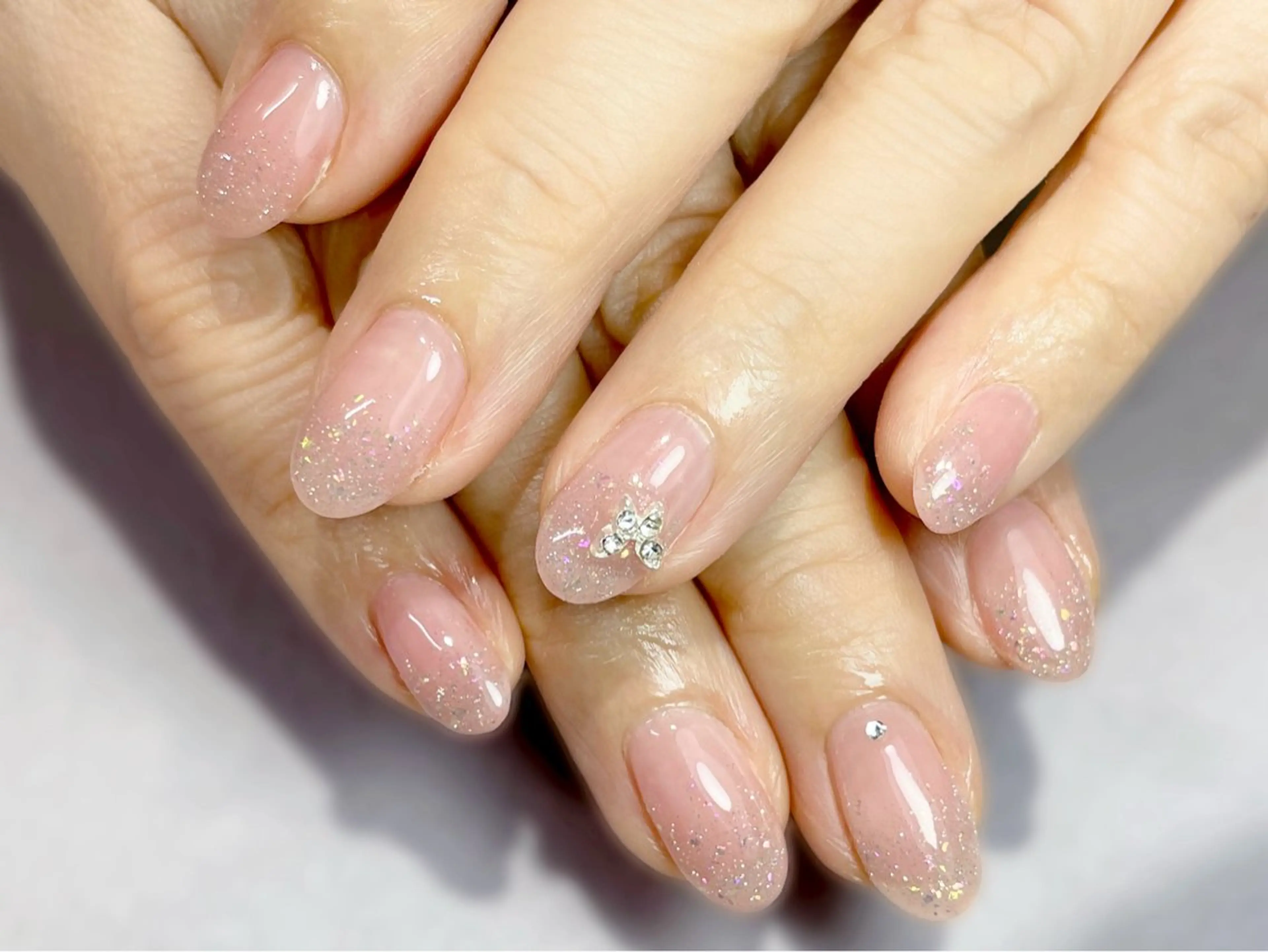 ネイル オーロラネイル ジェルネイル ニュアンスネイル オフィスネイル シンプルネイル ネイルサロン パールのネイルデザイン