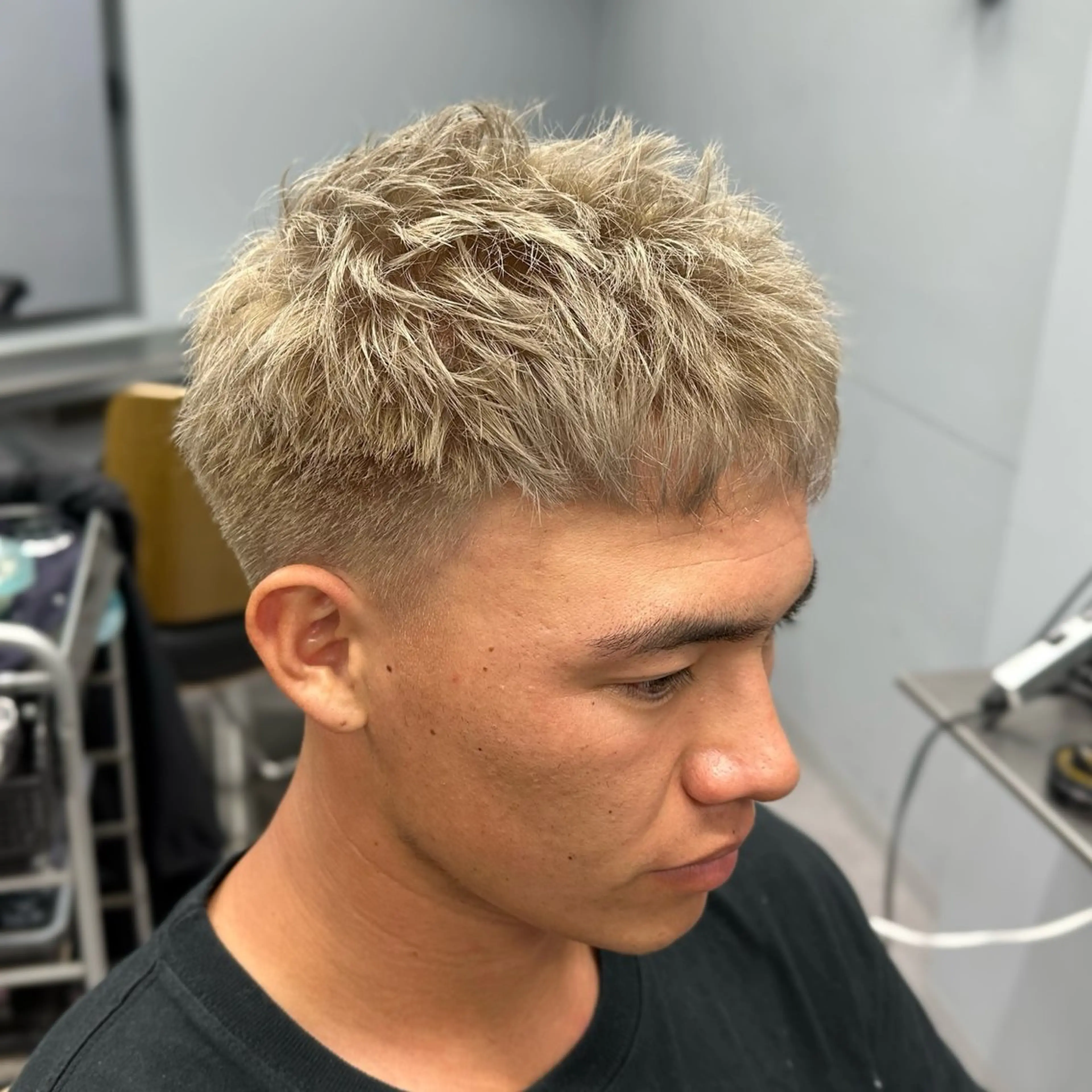 ショート カラー メンズ メンズブリーチ センターパート フェードカット メンズハイトーン メンズパーマ カット ヘアカラー I-CON  #blue MEN'S所属・池袋/カラー/パーマ NATSUのヘアスタイル