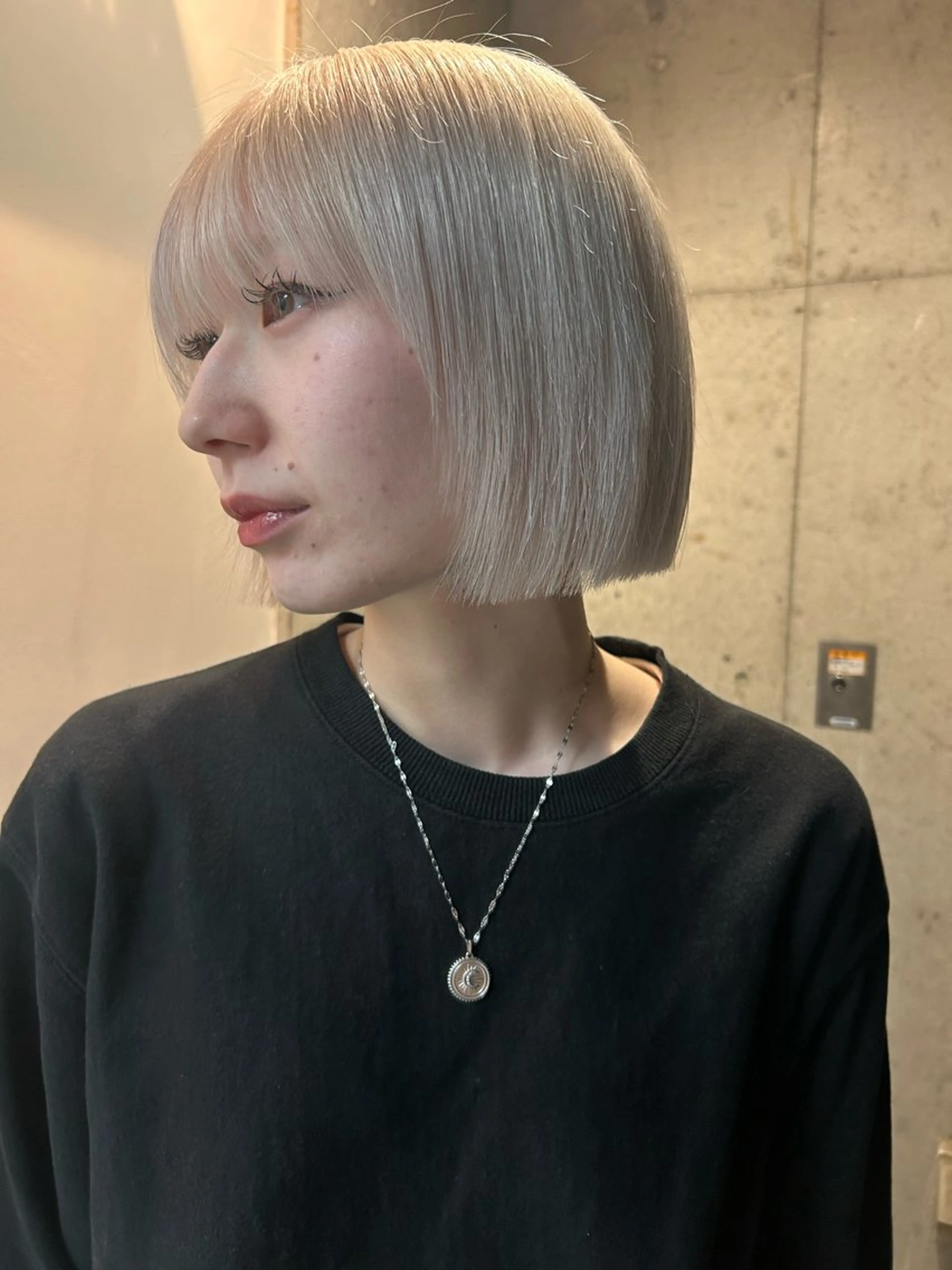 ショート カラー ブリーチ カット ヘアカラー トリートメント ベージュカラー🐑 レイヤー🤎塚原優芽のヘアスタイル