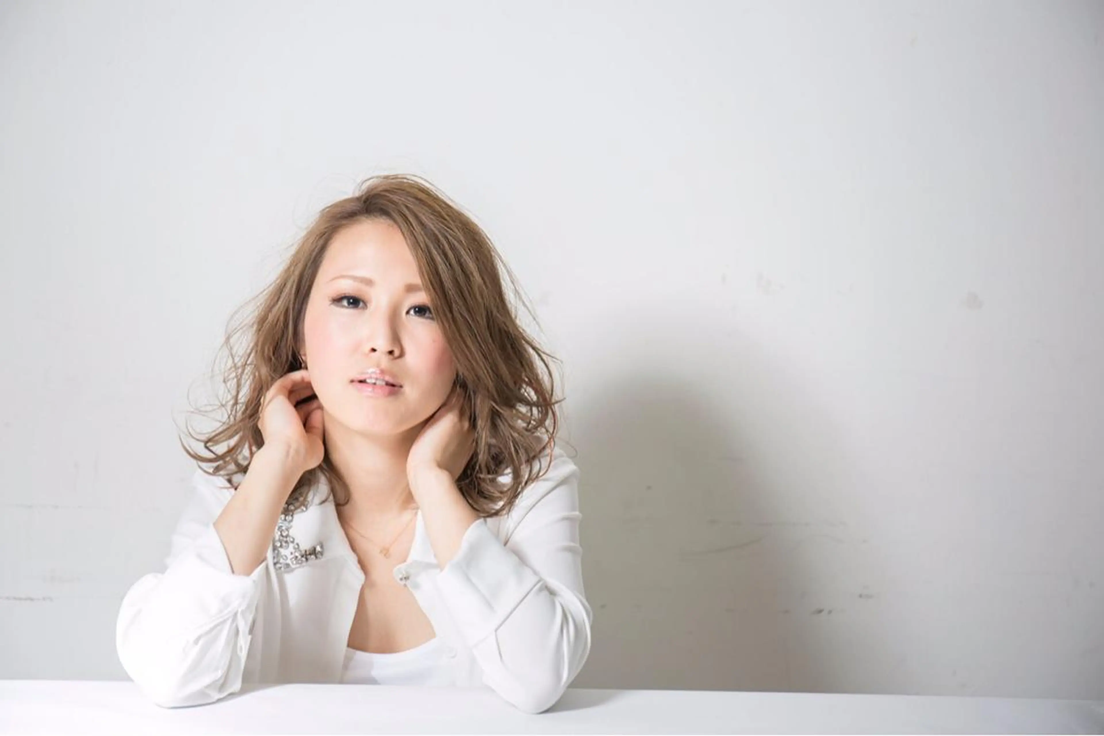 ミディアム カラー パーマ カット ヘアカラー トリートメント embrace エンブレイスのヘアスタイル