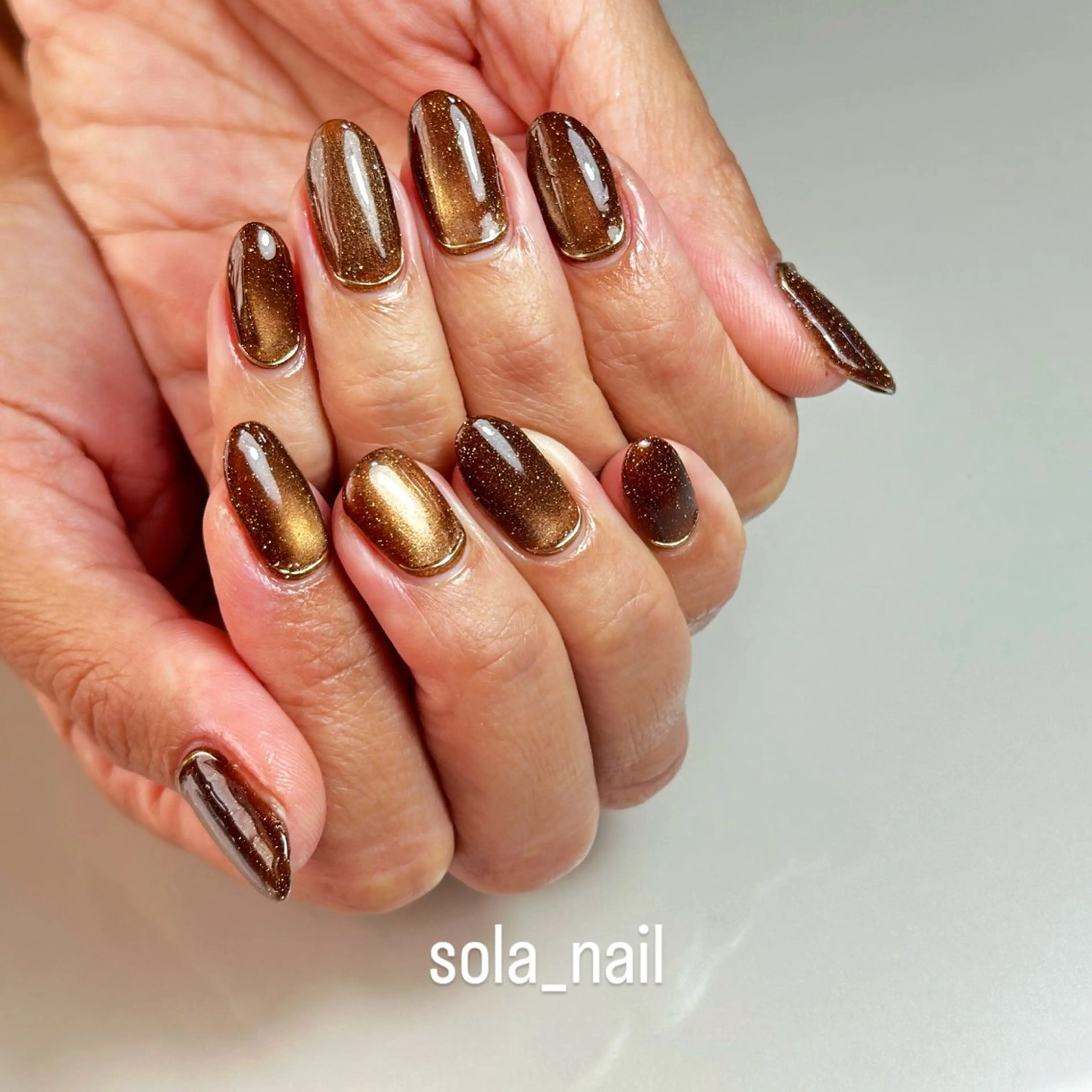 ネイル ブラウン カジュアル フラッシュネイル ゴールド ラメ(グリッター) sola nailのネイルデザイン