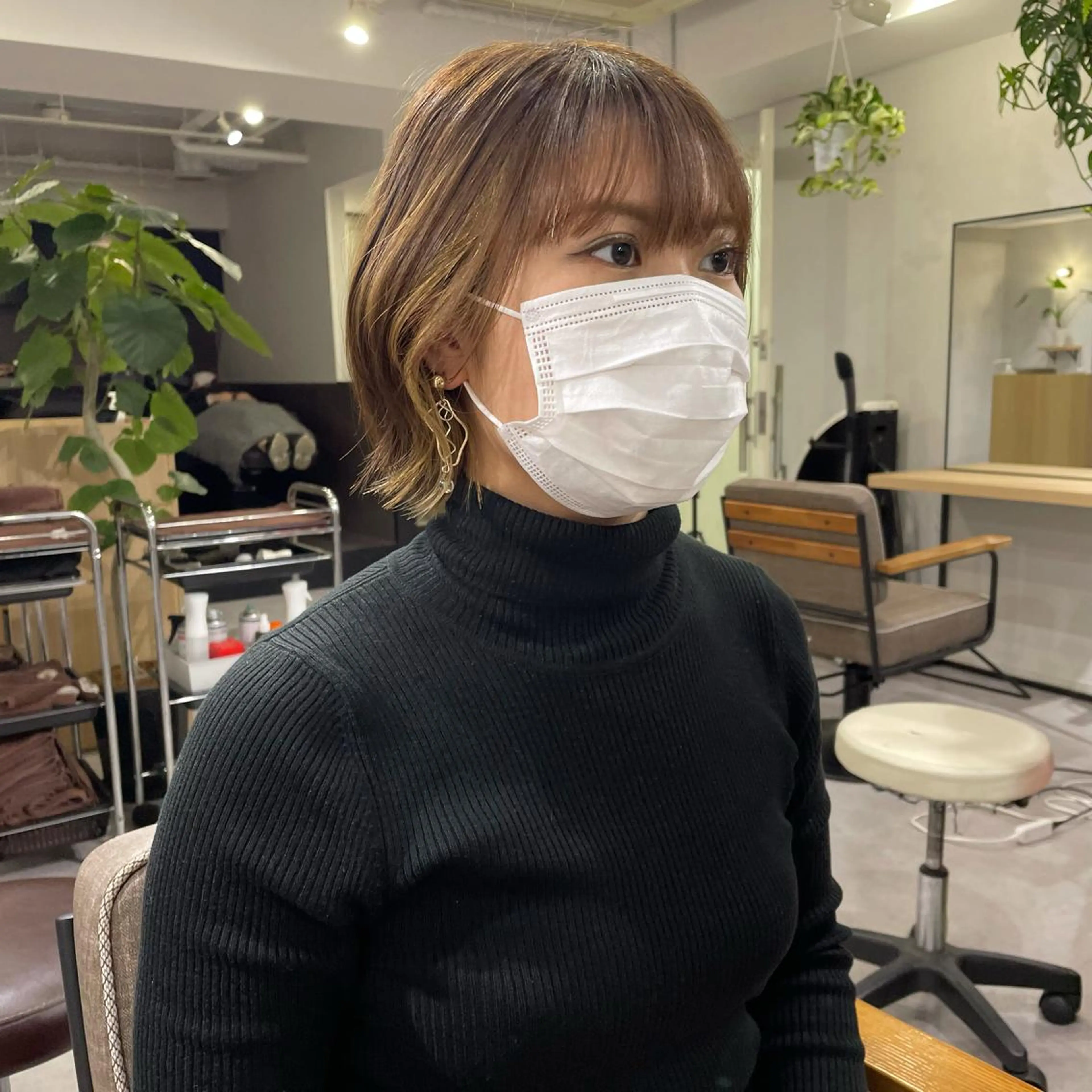 ショート カラー インナーカラー ボブ くびれヘア ショート　ボブ メンズ　パーマのヘアスタイル