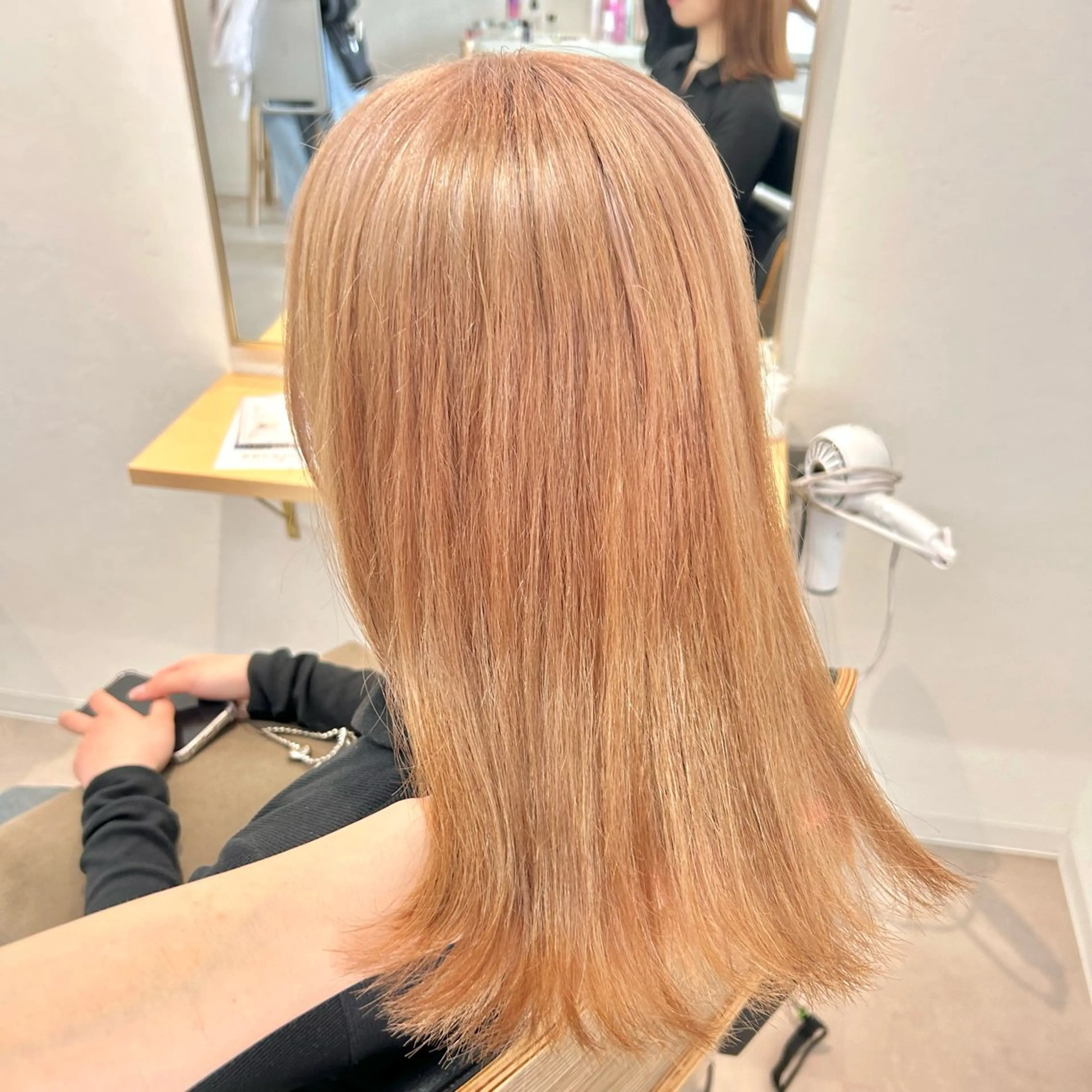 ミディアム カラー 艶カラー/レイヤー/ ハイトーン/まなみのヘアスタイル