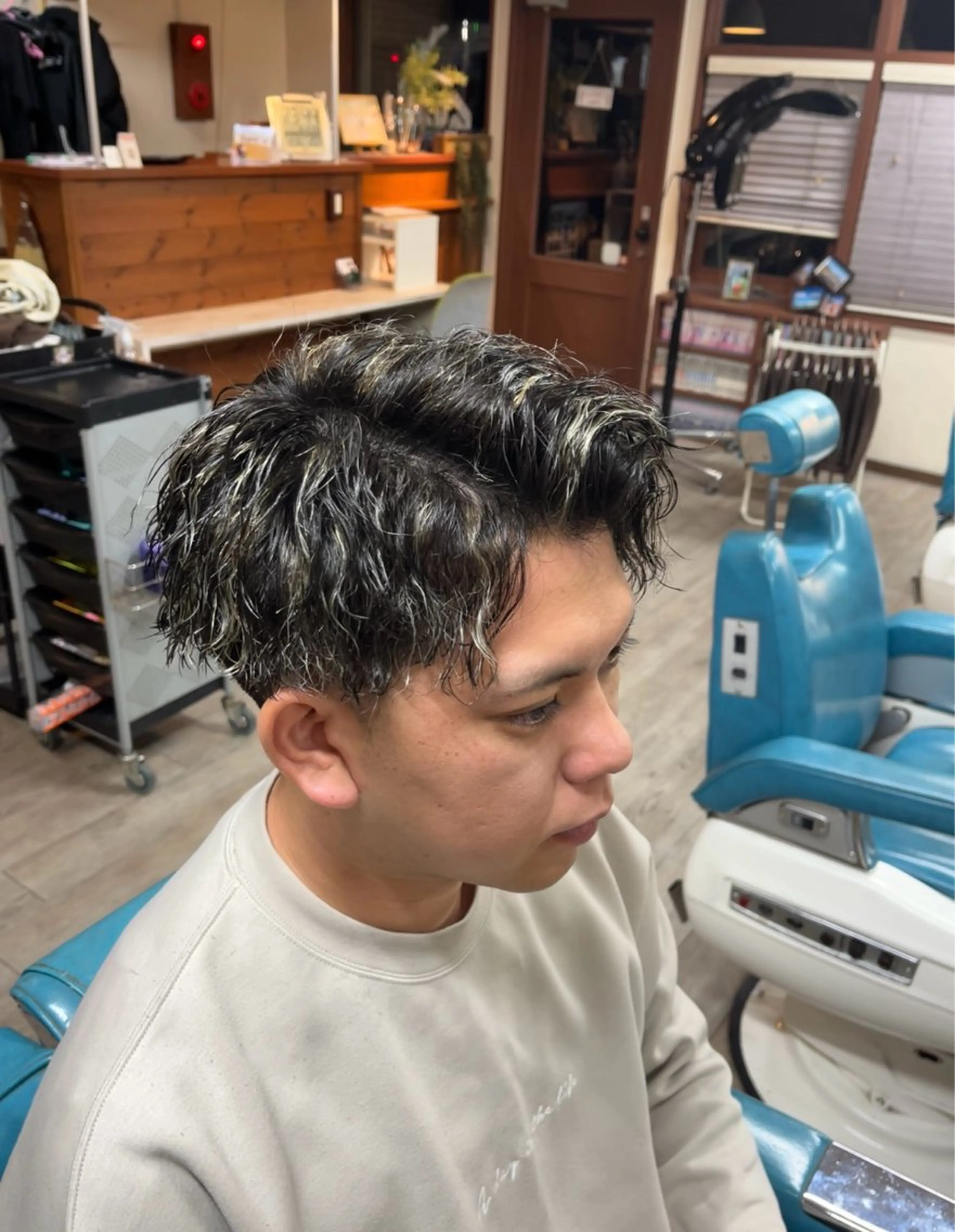 ミディアム カラー パーマ メンズ ミディアムパーマ メンズブリーチ メンズメッシュ メンズパーマ ツイストスパイラルパーマ SWELL  高峰 将生  メンズ専門のヘアスタイル