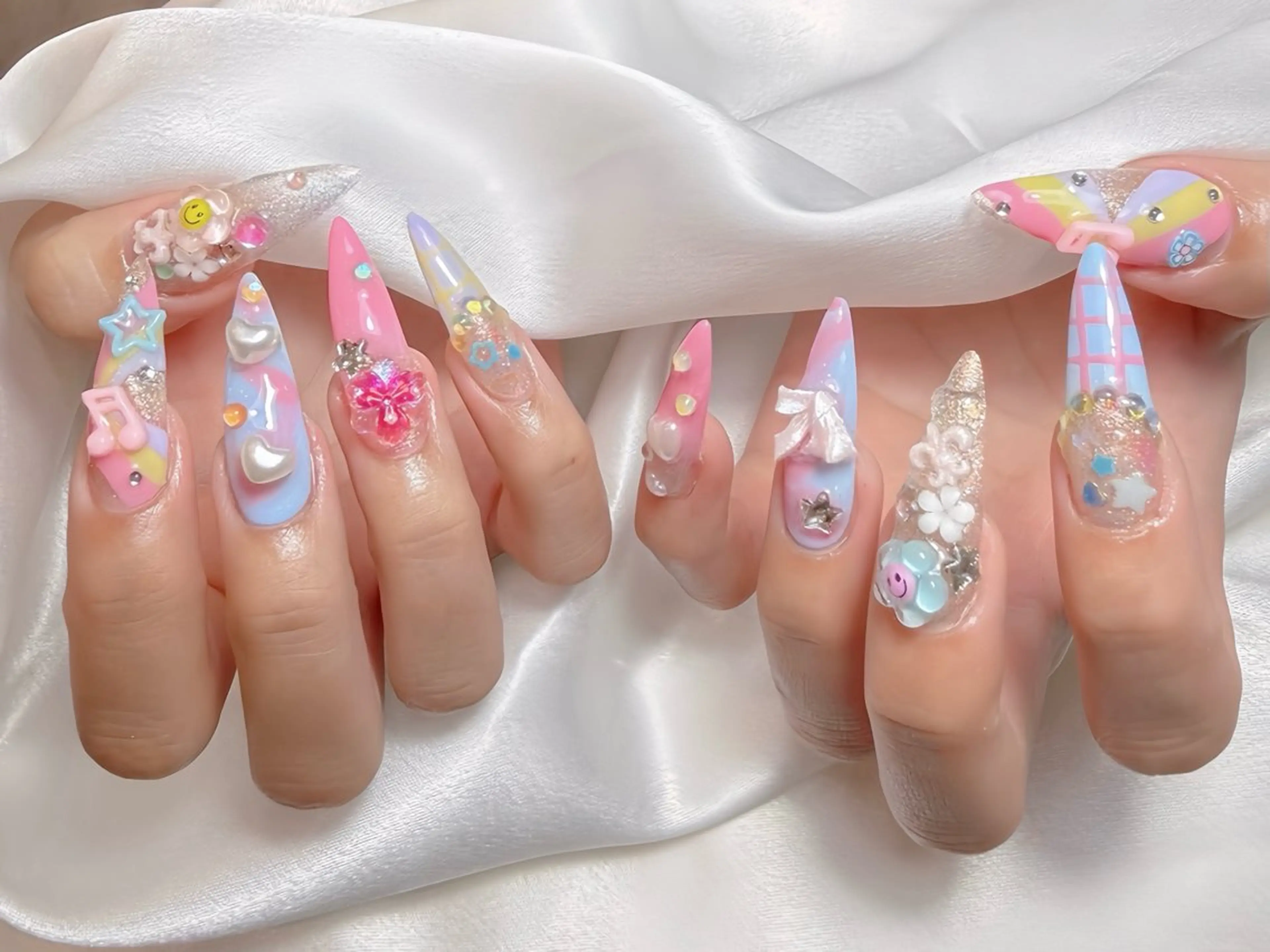 ネイル オーロラネイル チークネイル 桜ネイル クリアネイル ドット ハンドネイル Rin Nail 新大久保店のネイルデザイン