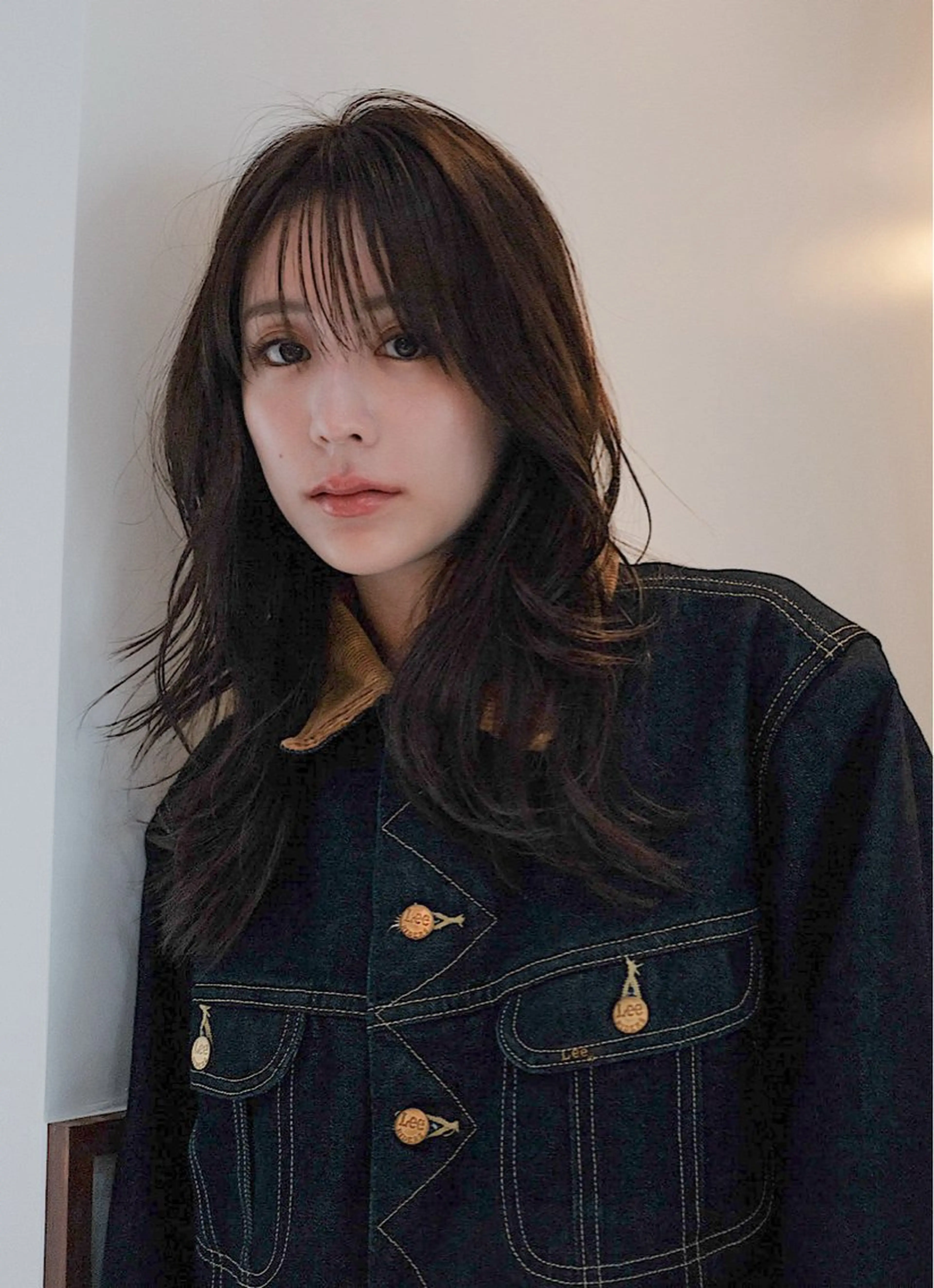 ロング カラー お団子ヘア アッシュ ミストバング ベージュカラー ブルーカラー カット ヘアカラー OPUSダブルカラー ケアブリーチのヘアスタイル