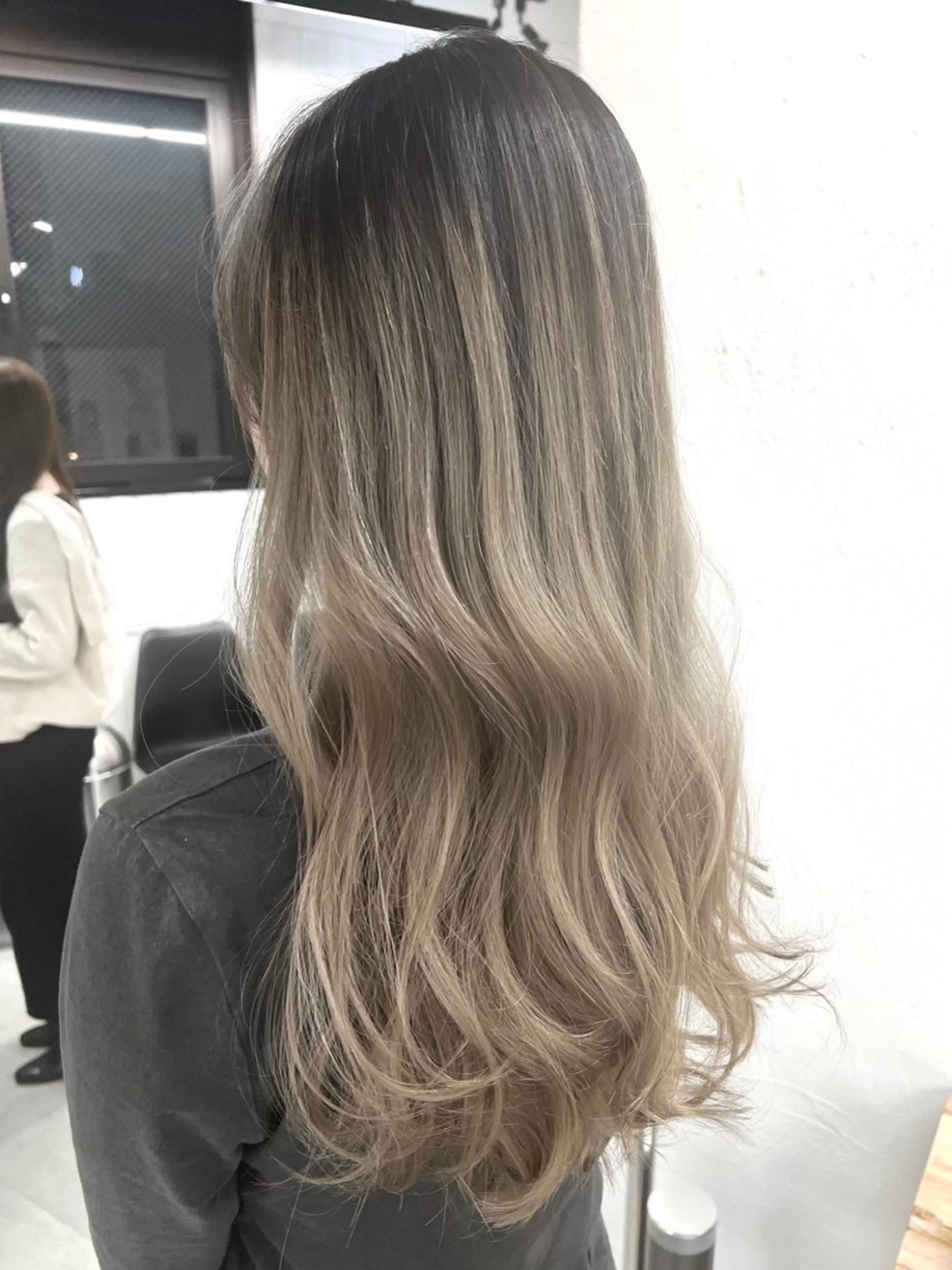 ロング カラー ヘアアレンジ 坂齋大地／レイヤー/ ミルクティーのヘアスタイル