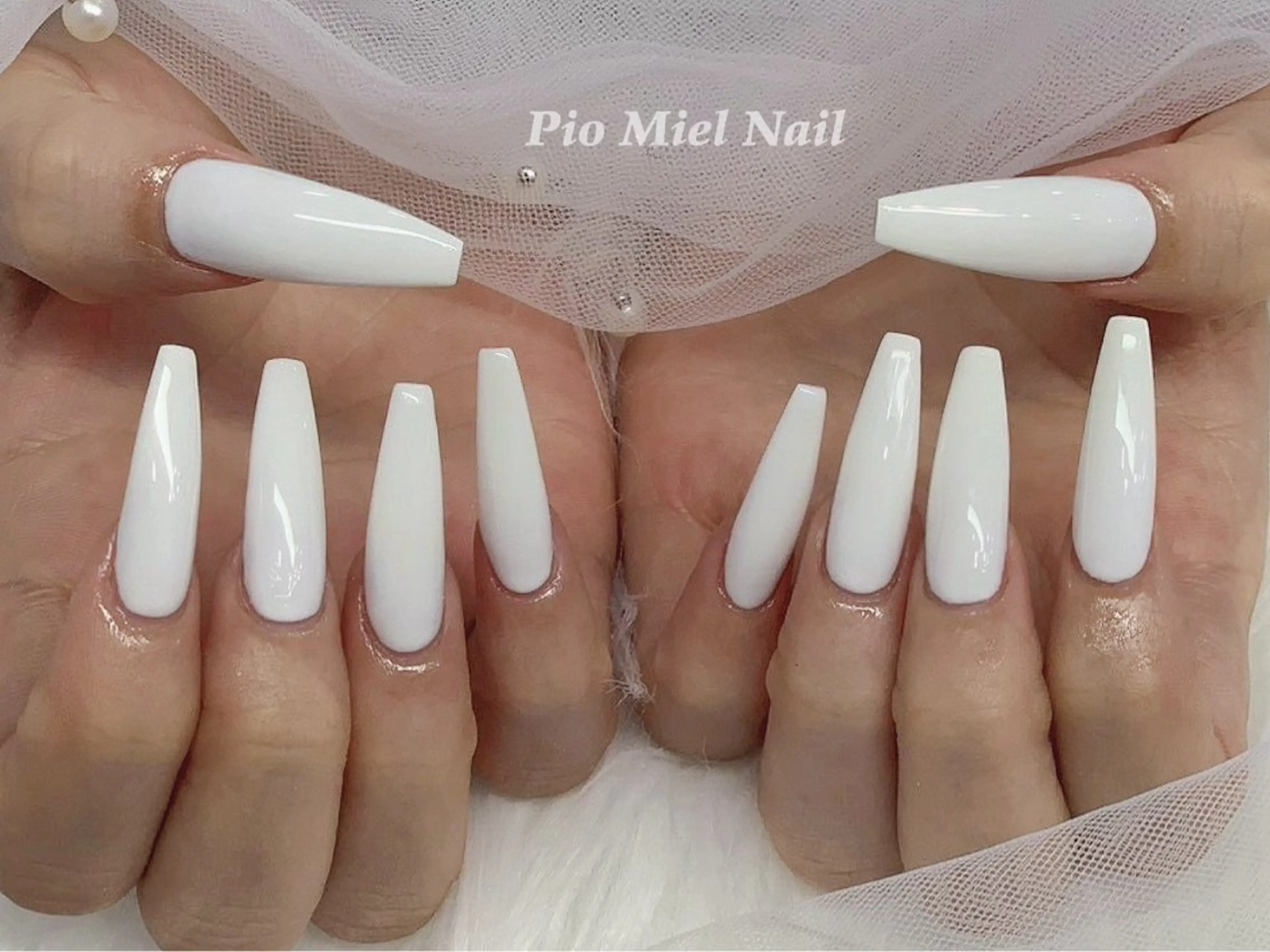 ネイル 韓国ネイル ロングネイル ワンカラーネイル シンプルネイル ホワイト ハンドネイル momo 長さだしのネイルデザイン