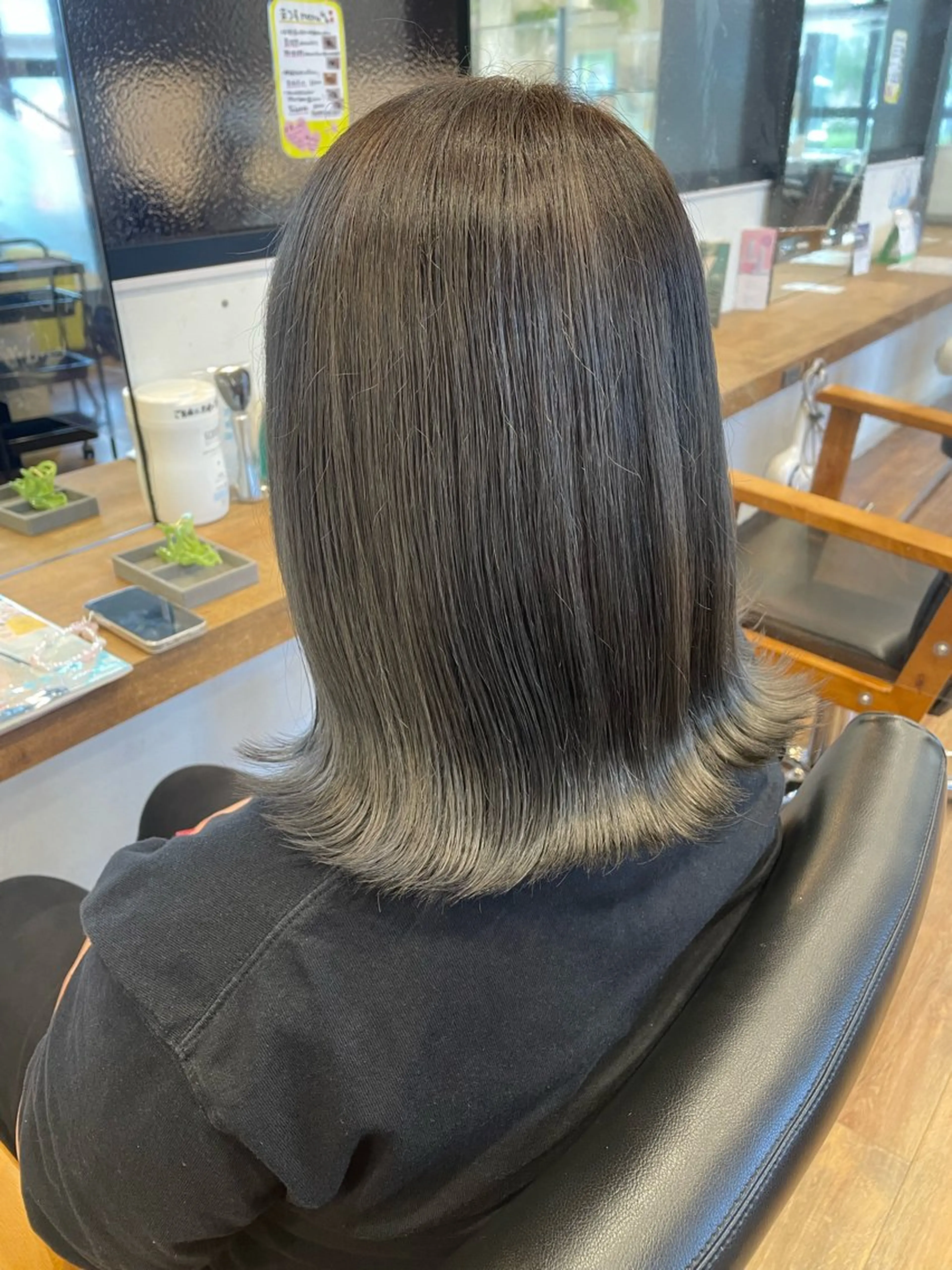 ミディアム アッシュ 成瀬 妃生路のヘアスタイル