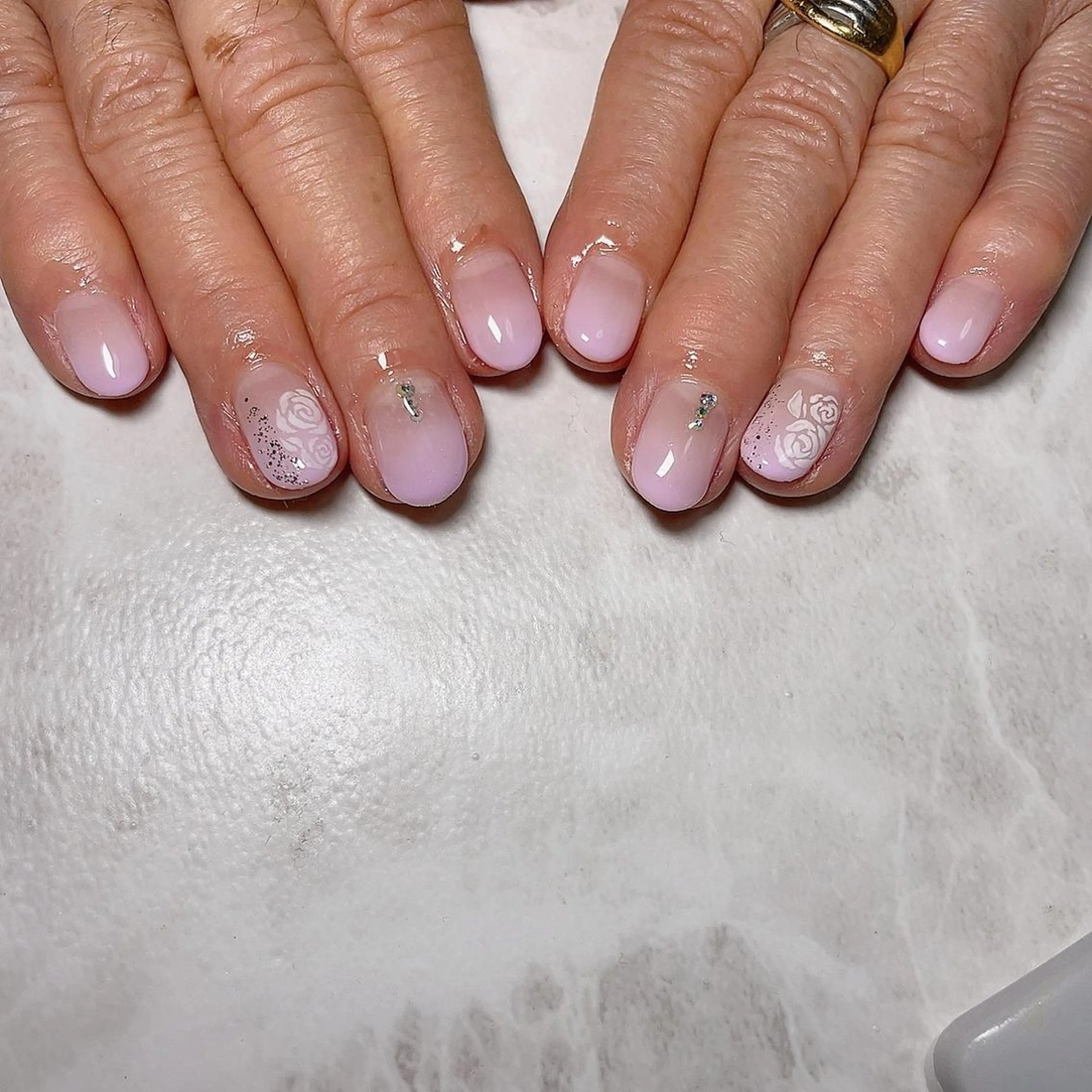 ショート ネイル フラワーネイル ハンドネイル 知花 梨花のネイルデザイン